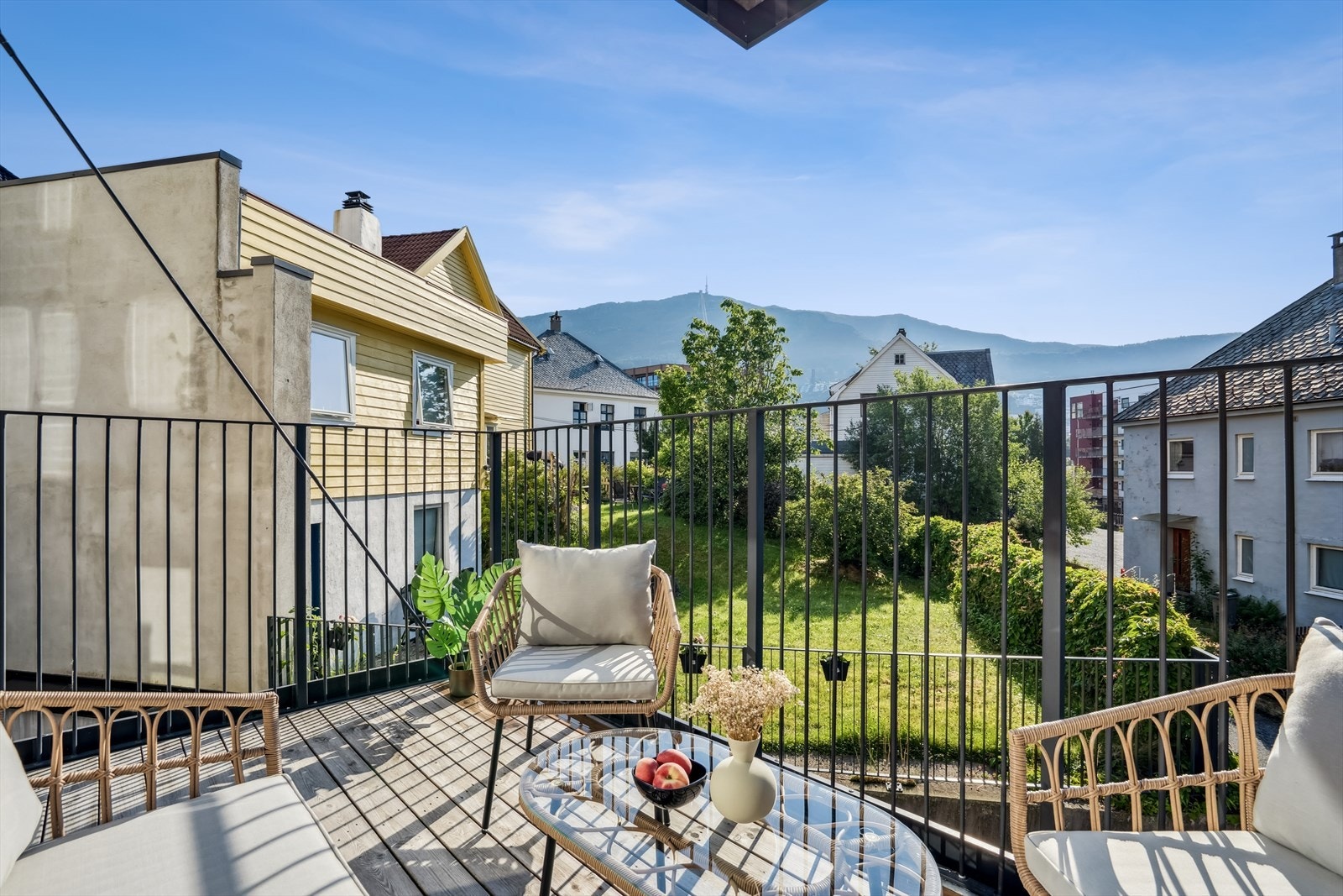Leiligheten har en svært fin intern beliggenhet med utsikt mot Ulriken, og du kommer tett på fine grøntområder. Balkongen er en nydelig forlengelse av leiligheten, og er helt perfekt på sommerstid Galleribilde