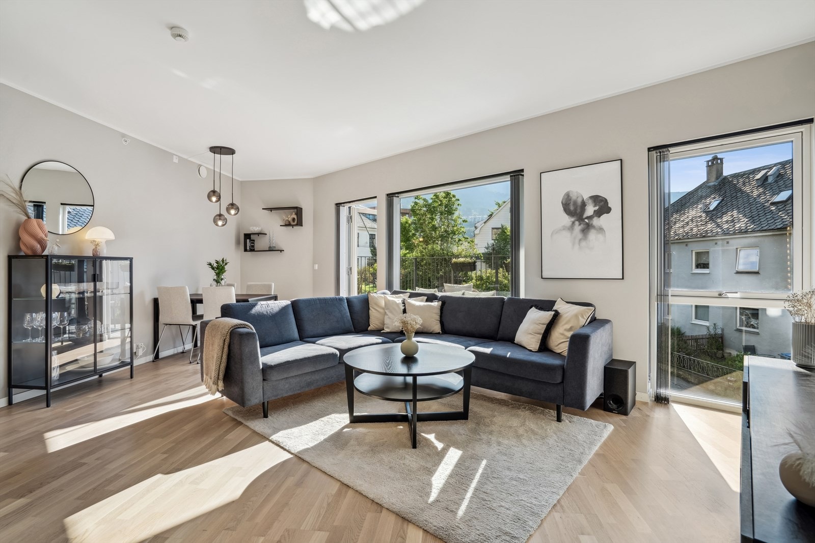 Velkommen til Fabrikkgaten 7B - En svært attraktiv 3-roms leilighet med sentral beliggenhet på Kronstad! Leiligheten har gjennomgående god standard fra 2021. Galleribilde