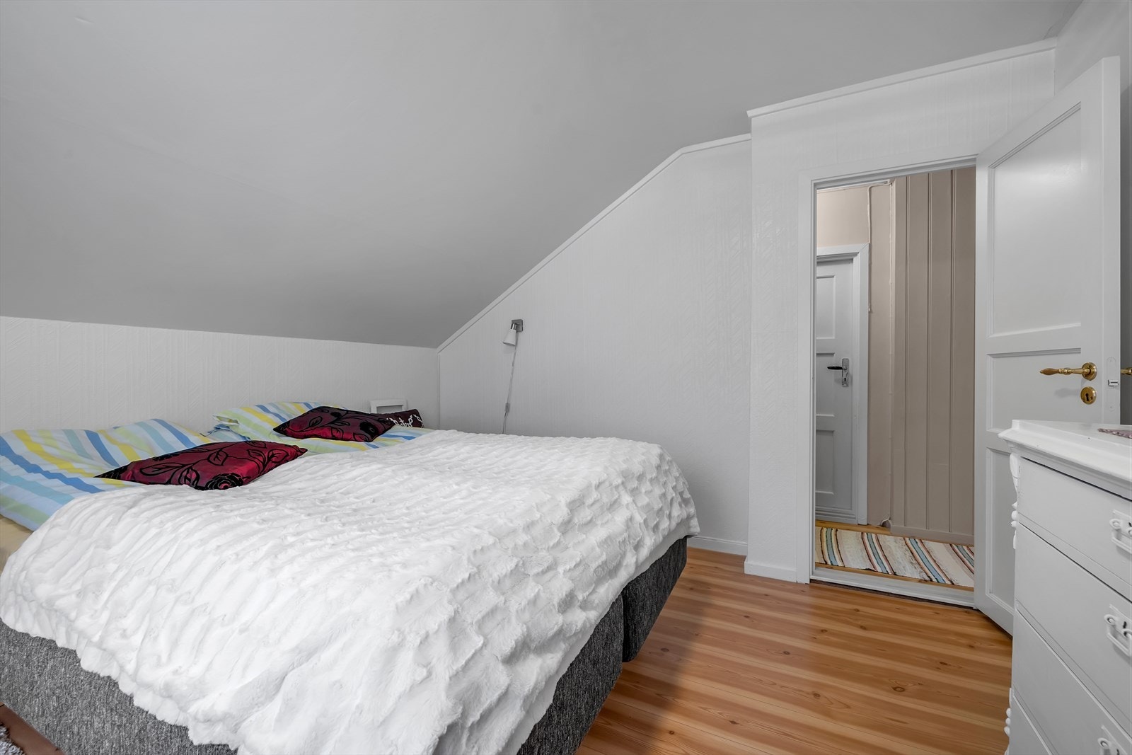 God plass til dobbeltseng Galleribilde