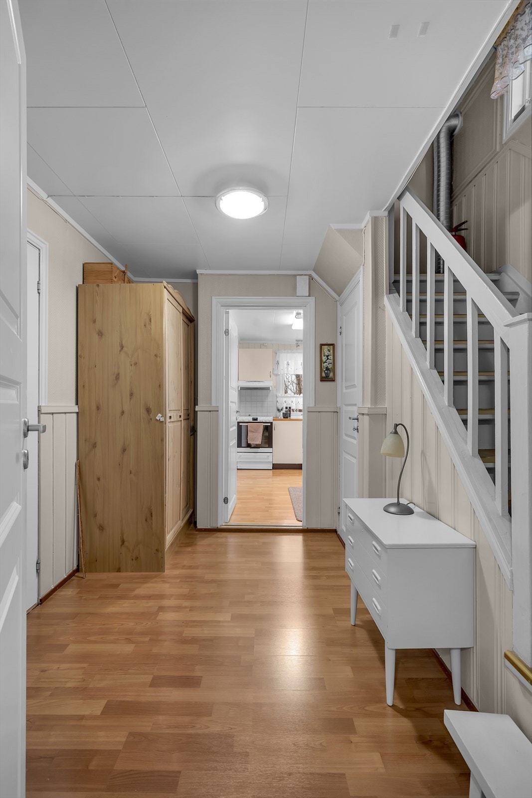 Gang med trapp til loft Galleribilde