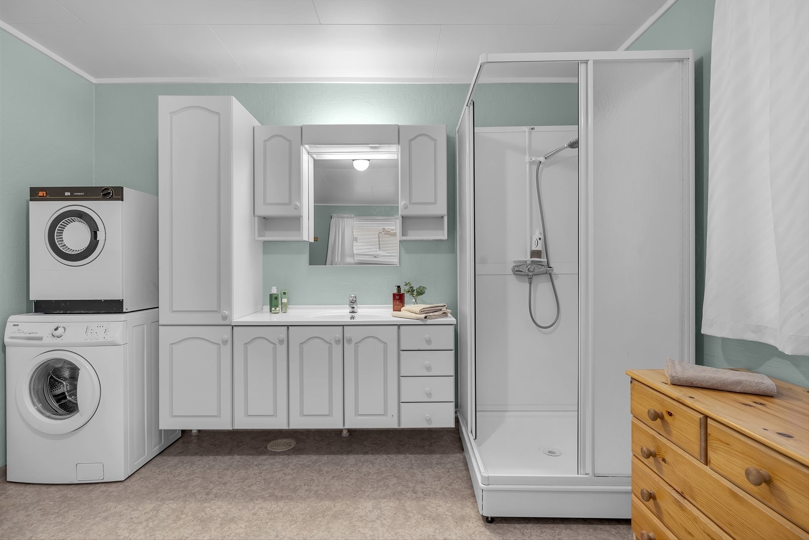 Innredning med masse oppbevaringsplass. Galleribilde