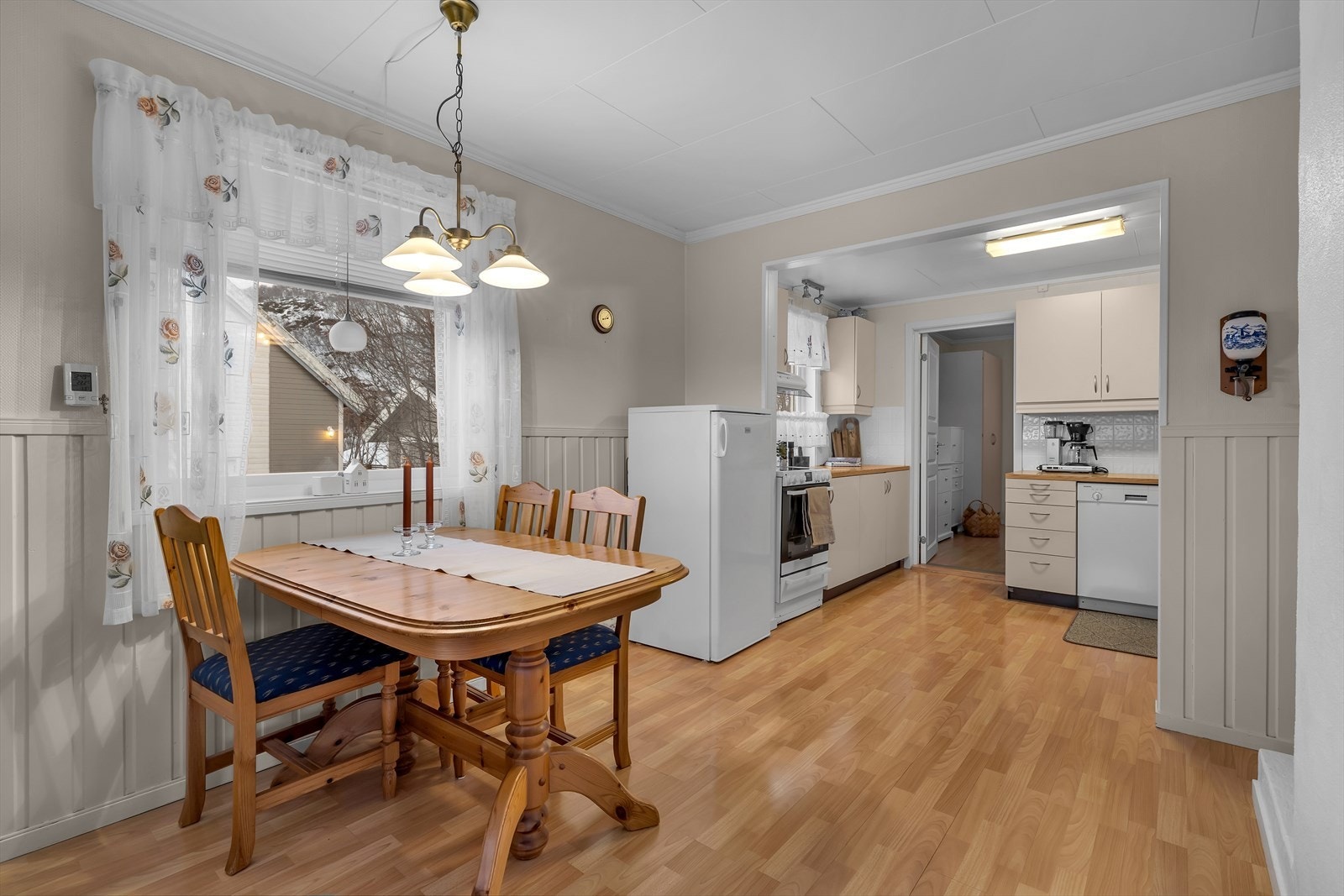 Spisebordet har sin naturlige plass ved kjøkken. Galleribilde