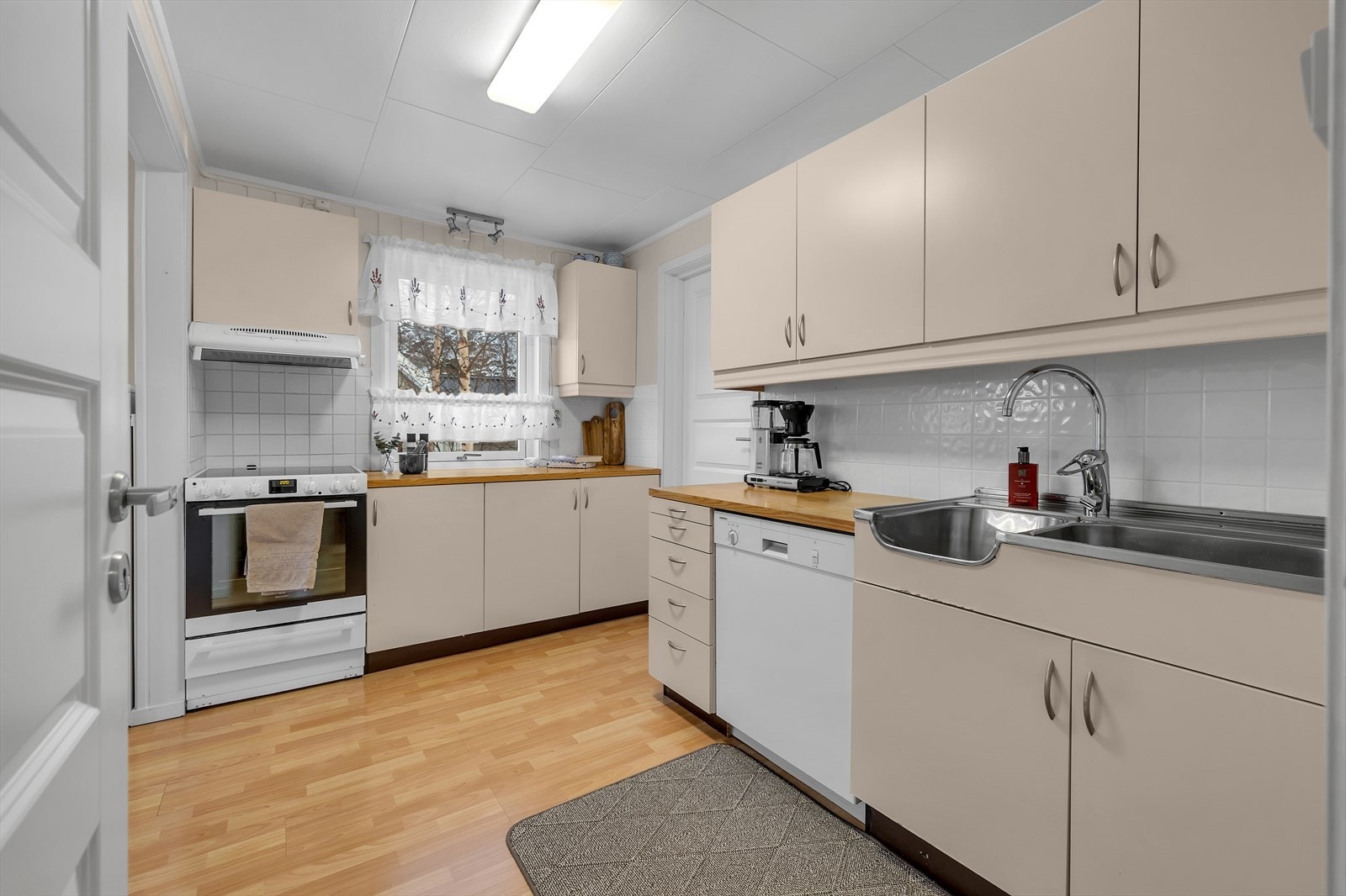 Godt med skap- og benkeplass. Galleribilde