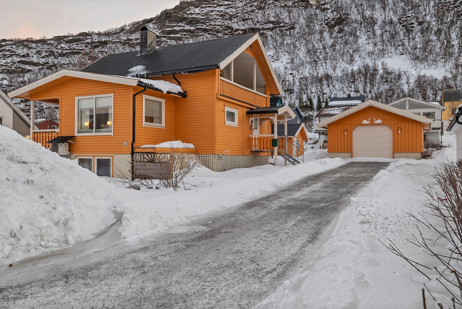 Boligen strekker seg over 2 plan + kjeller. I tillegg for du garasje bygd i 1992 og anneks med masse lagringsplass. Galleribilde