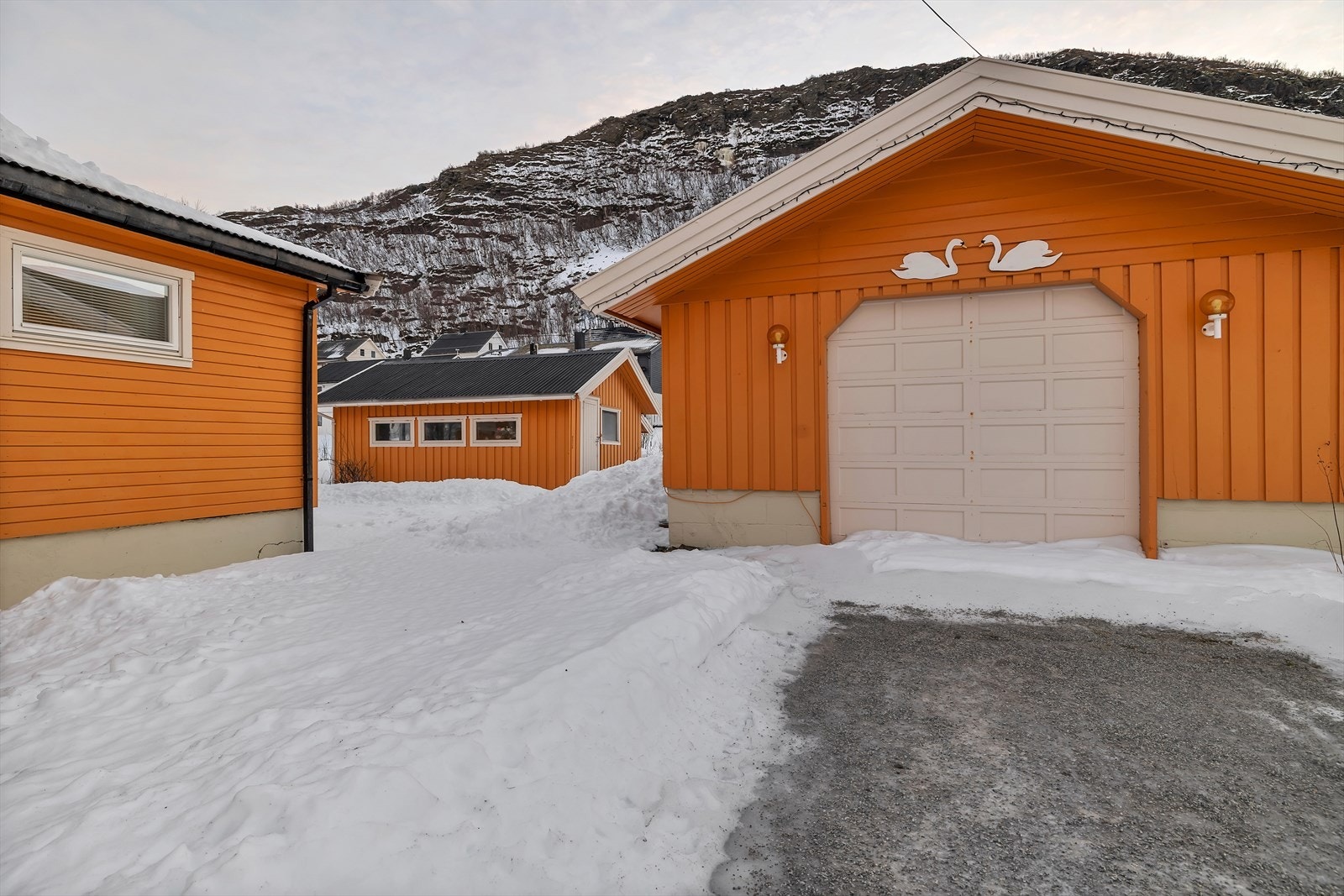 Parkering i garasje og god plass på tomten. Galleribilde