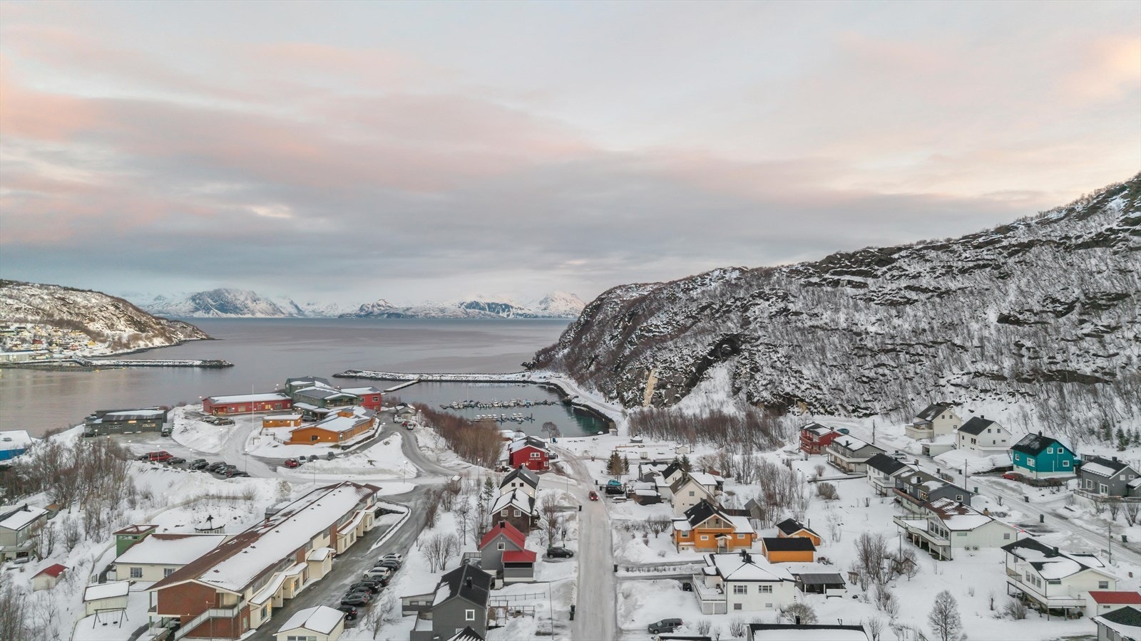 Småbåthavna like ved. Galleribilde