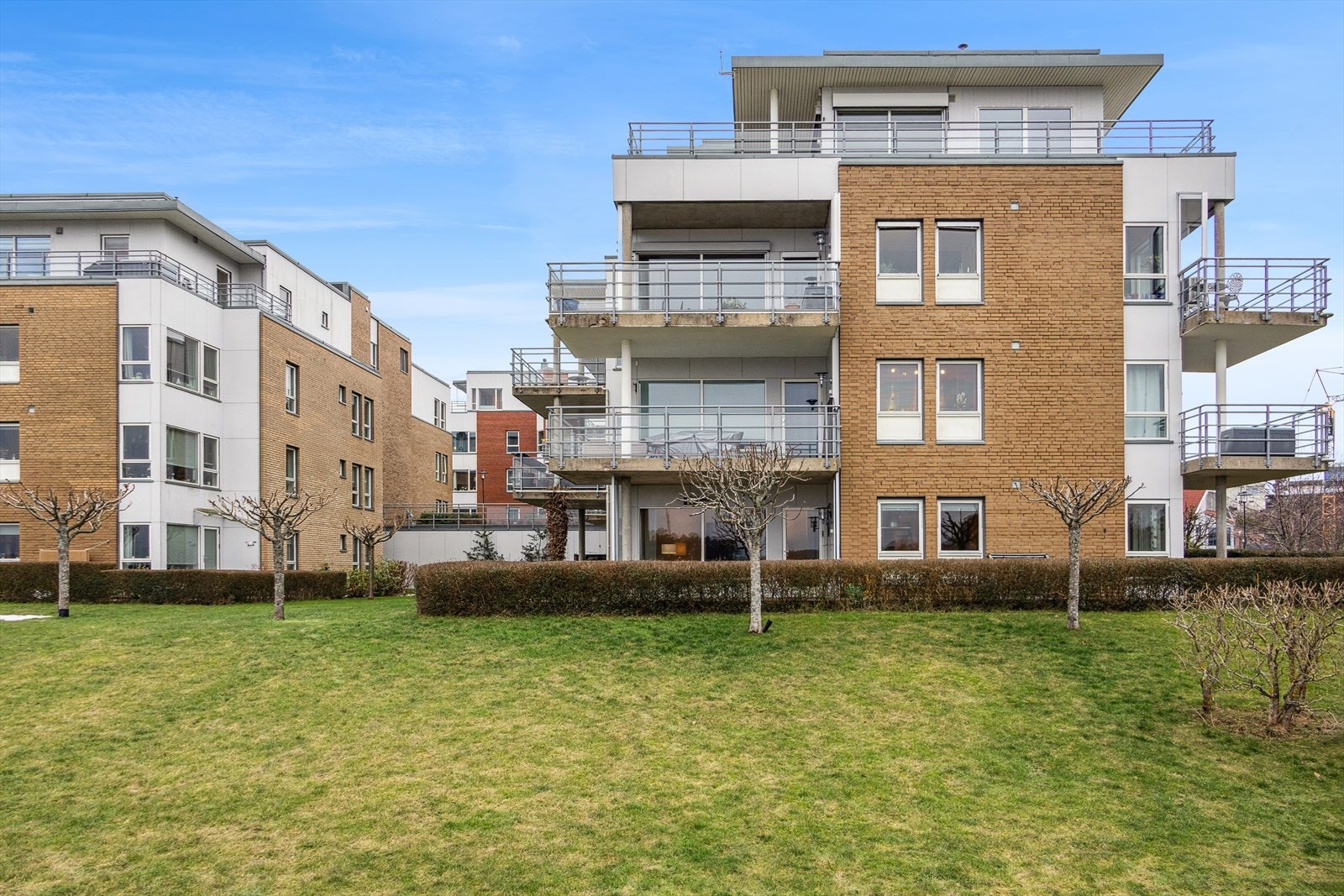 Tomten og området rundt er parkmessig opparbeidet med bl.a. plen, blomster, bed, lekeplass og benker. Galleribilde