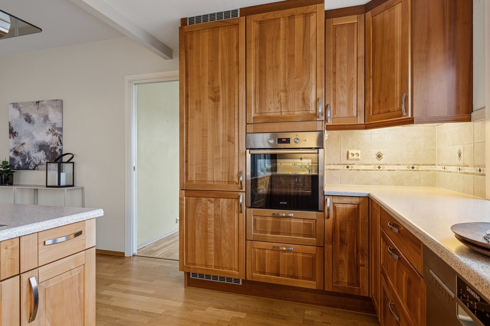 Hvitevarer som stekeovn, platetopp, kjøleskap med frys og oppvaskmaskin, medfølger. Galleribilde