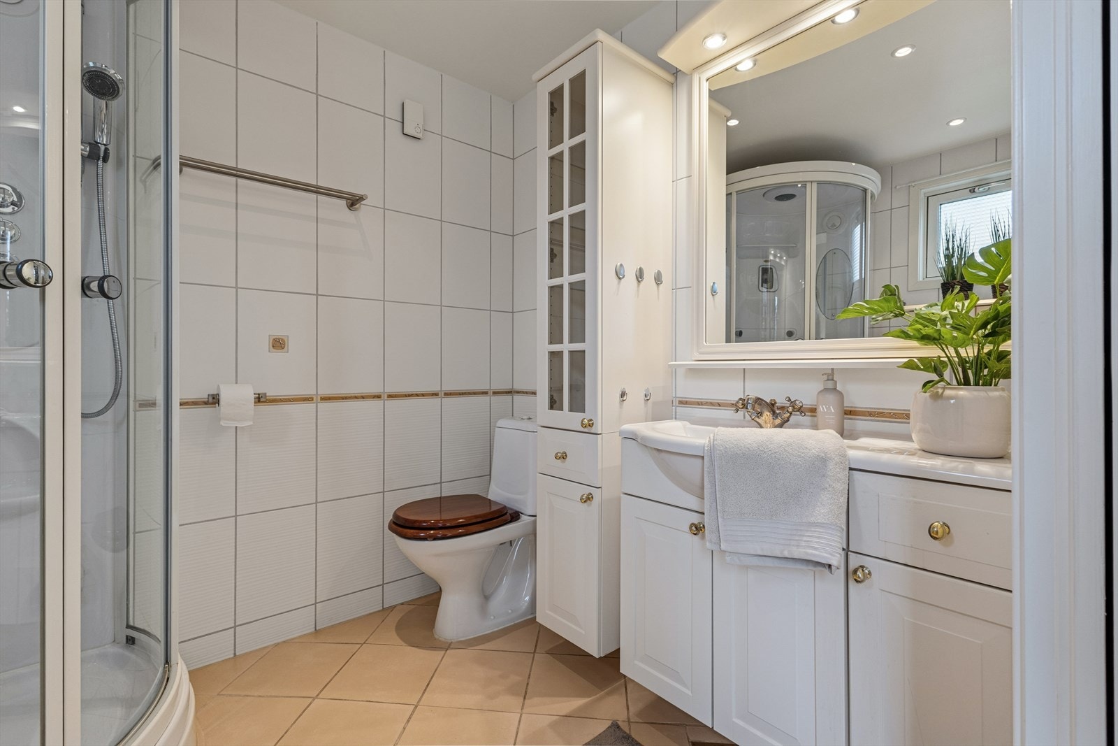 Leiligheten innehar to flislagte bad, begge fra 2005. Galleribilde