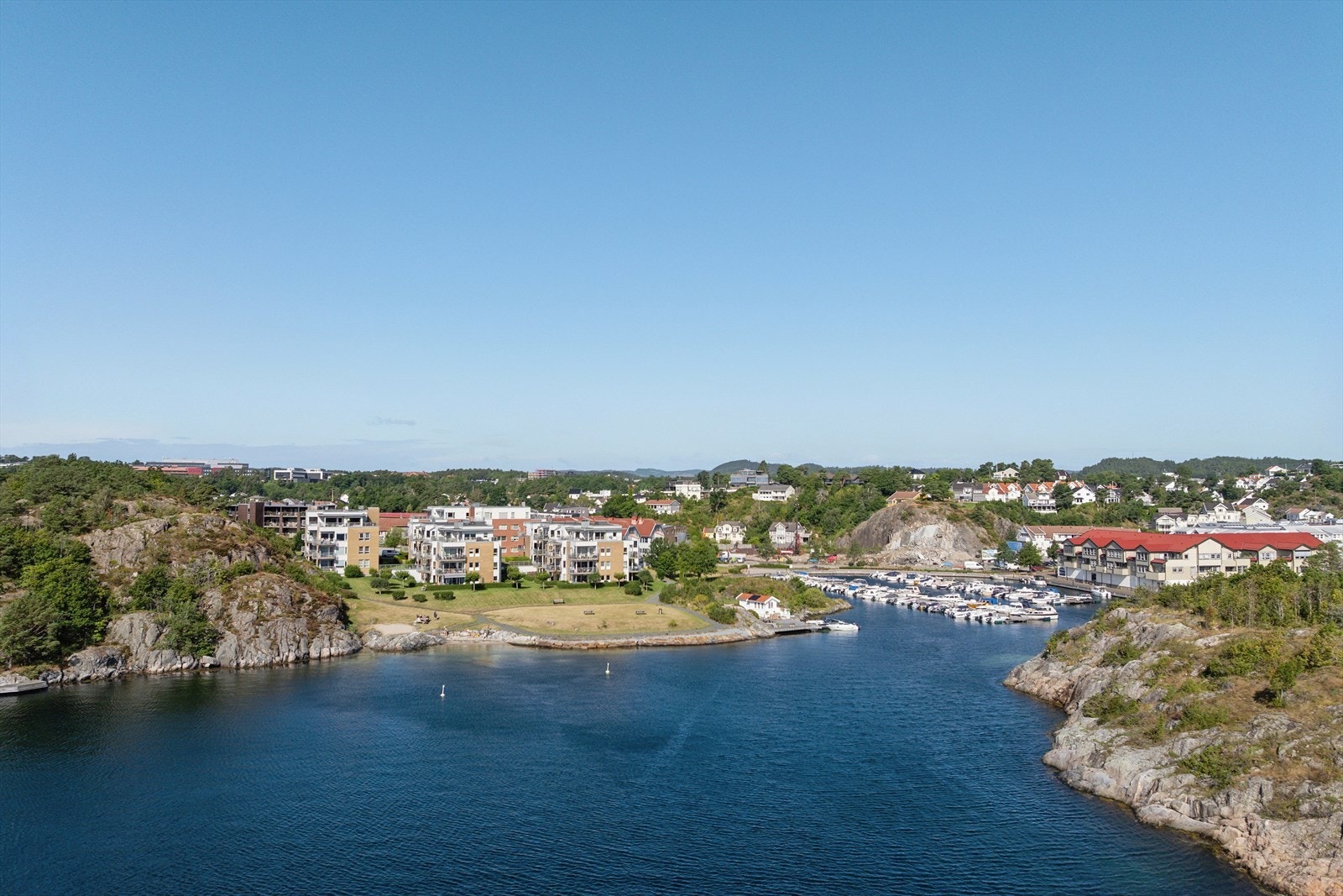 Stor dagligvarebutikk og andre butikker ligger like i nærheten av eiendommen. Kort gangavstand til Universitet i Agder. Galleribilde