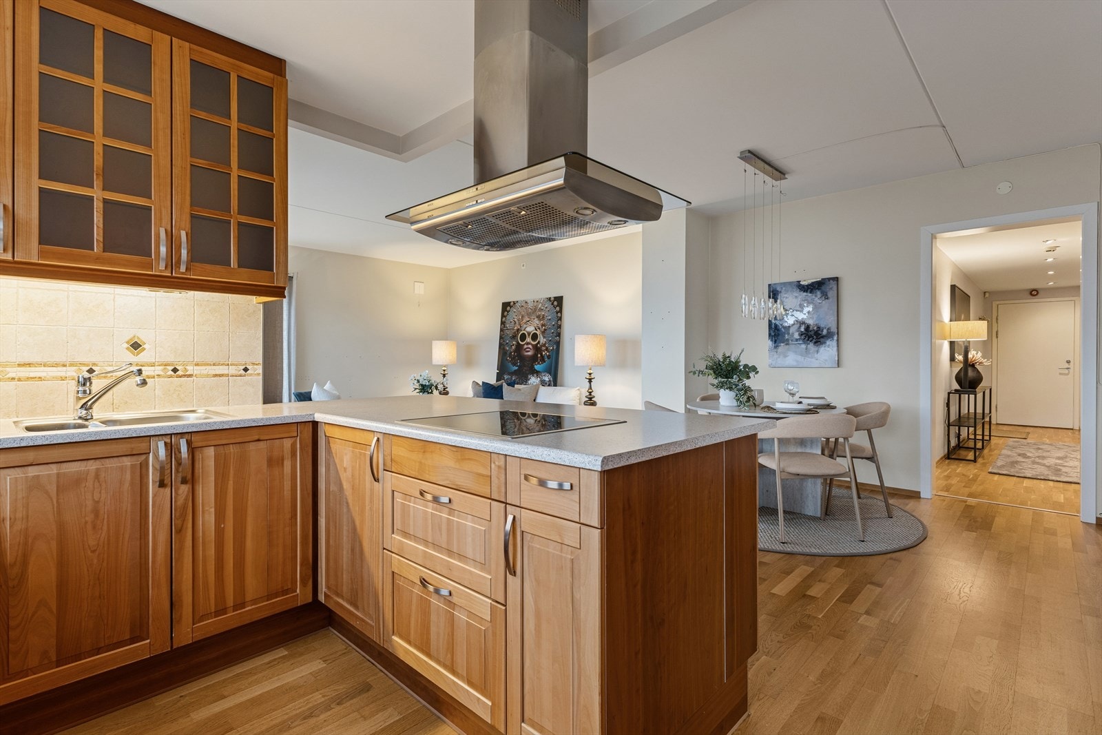 Kjøkkenet ligger fint tilbaketrukket fra selve stuedelen. Galleribilde