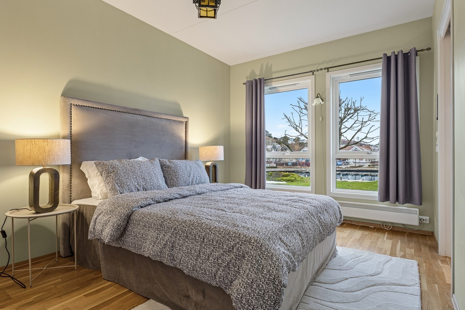 Leiligheten inneholder tre soverom - alle av fin størrelse. Her soverom 1. Galleribilde