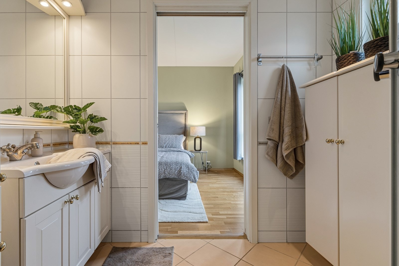 Direkte adkomst til det ene badet fra hovedsoverommet. Galleribilde