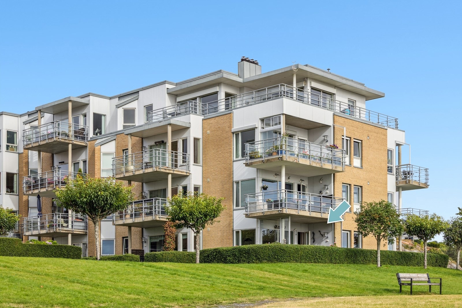 Meget attraktiv og innholdsrik 4-roms leilighet beliggende på hjørnet i byggets 1. etasje. Galleribilde