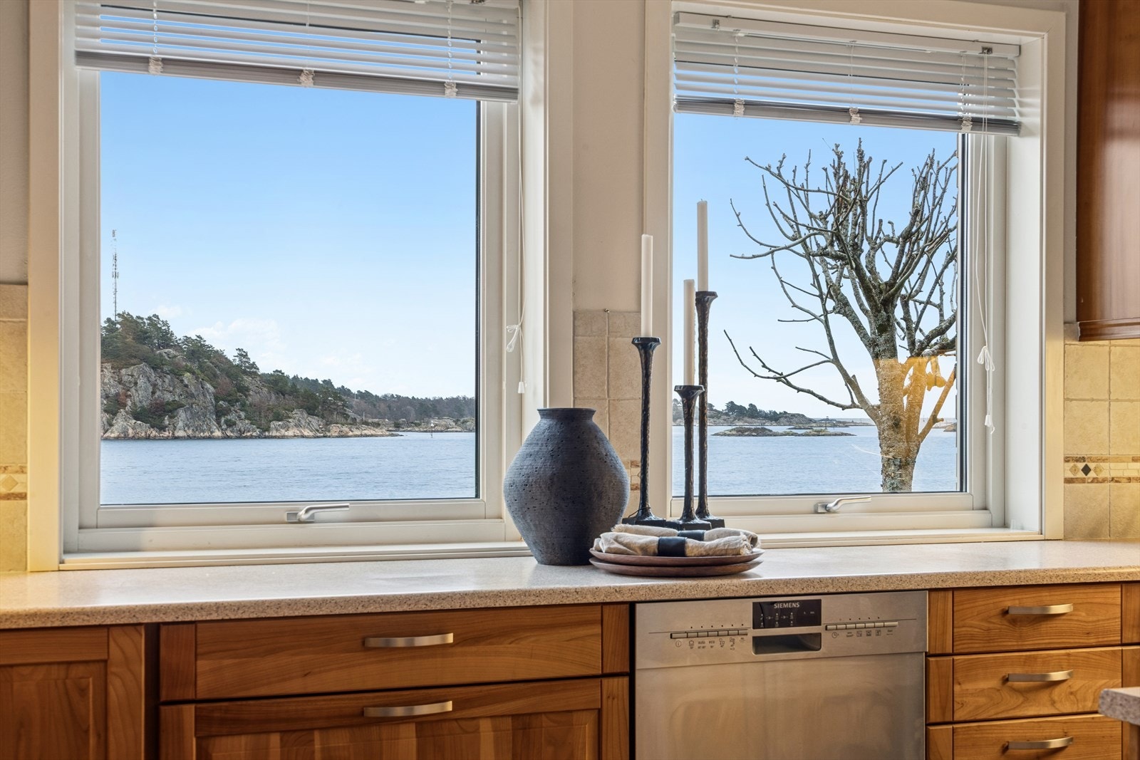 Den herlige sjøutsikten kan også nytes fra kjøkkenvinduene! Galleribilde