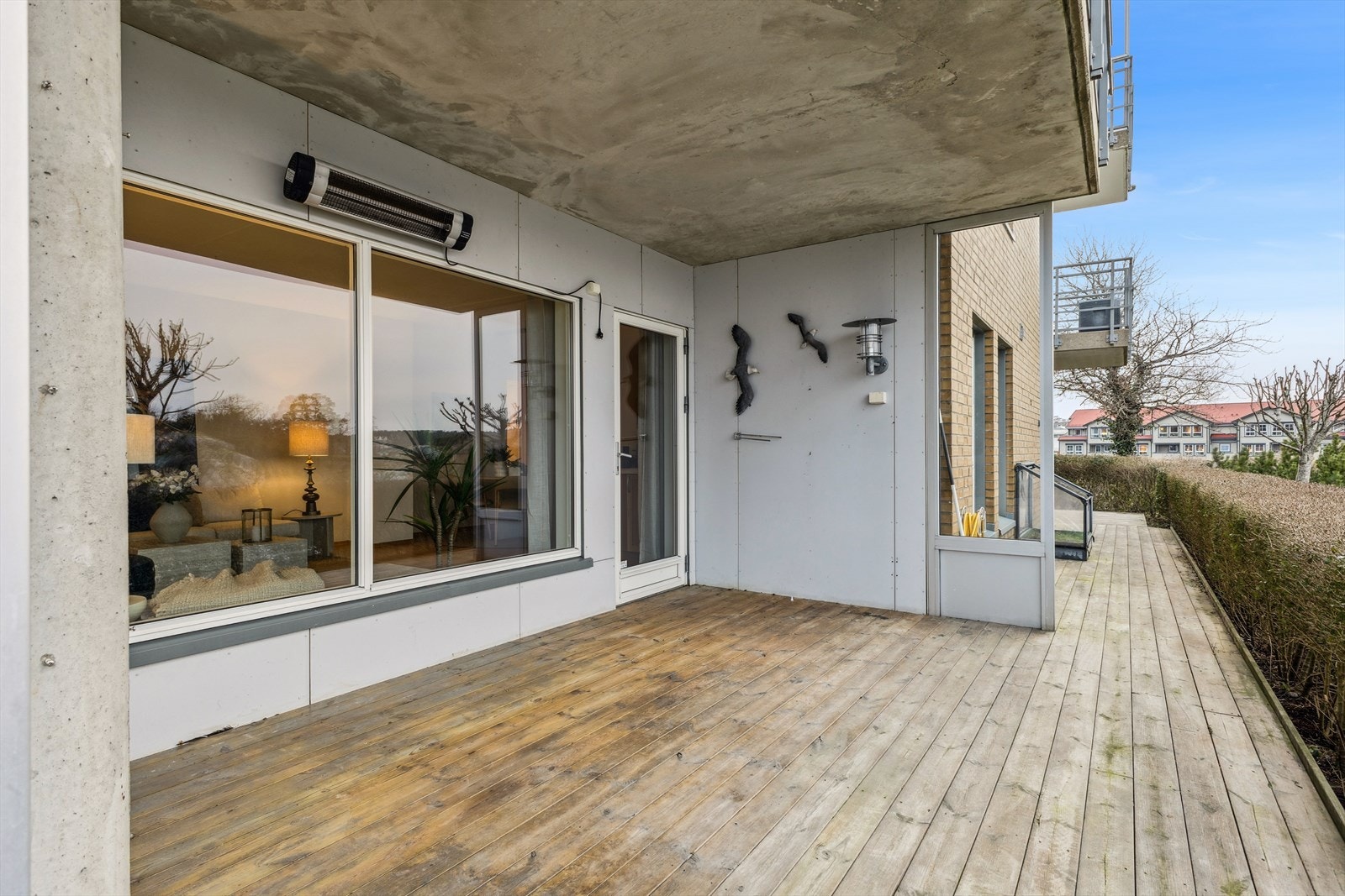 Overbygget gjør terrassen ekstra bruksvennlig - en forlengelse av stuen i sommerhalvåret! Galleribilde