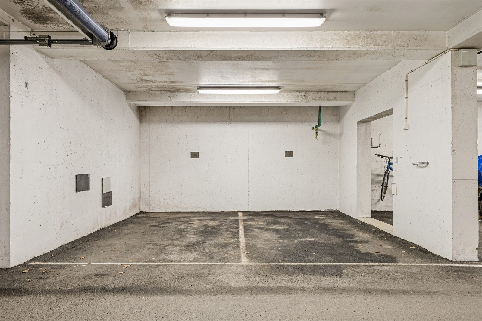 Det tilhører to biloppstillingsplasser og to boder i felles garasjeanlegg i kjelleren. Heisadkomst. Galleribilde