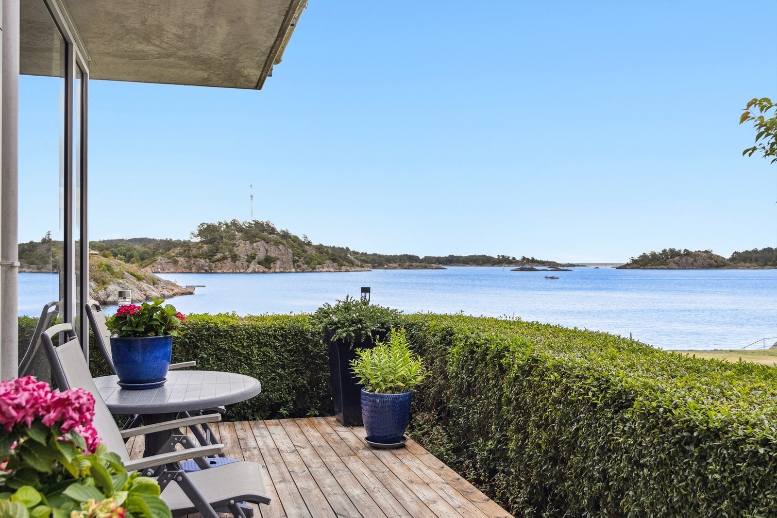 Fra stuen er det utgang til en stor, solrik terrasse. Galleribilde