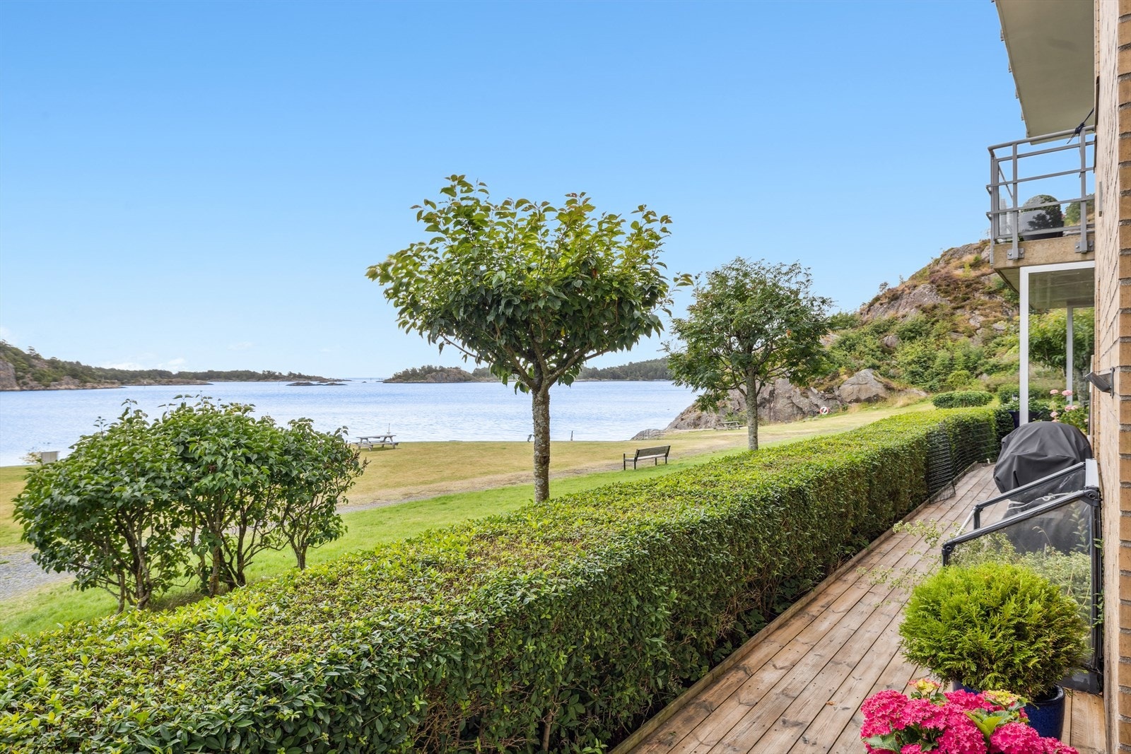 Fantastisk utsikt mot Groosefjorden, innseilingen og havnen. Galleribilde