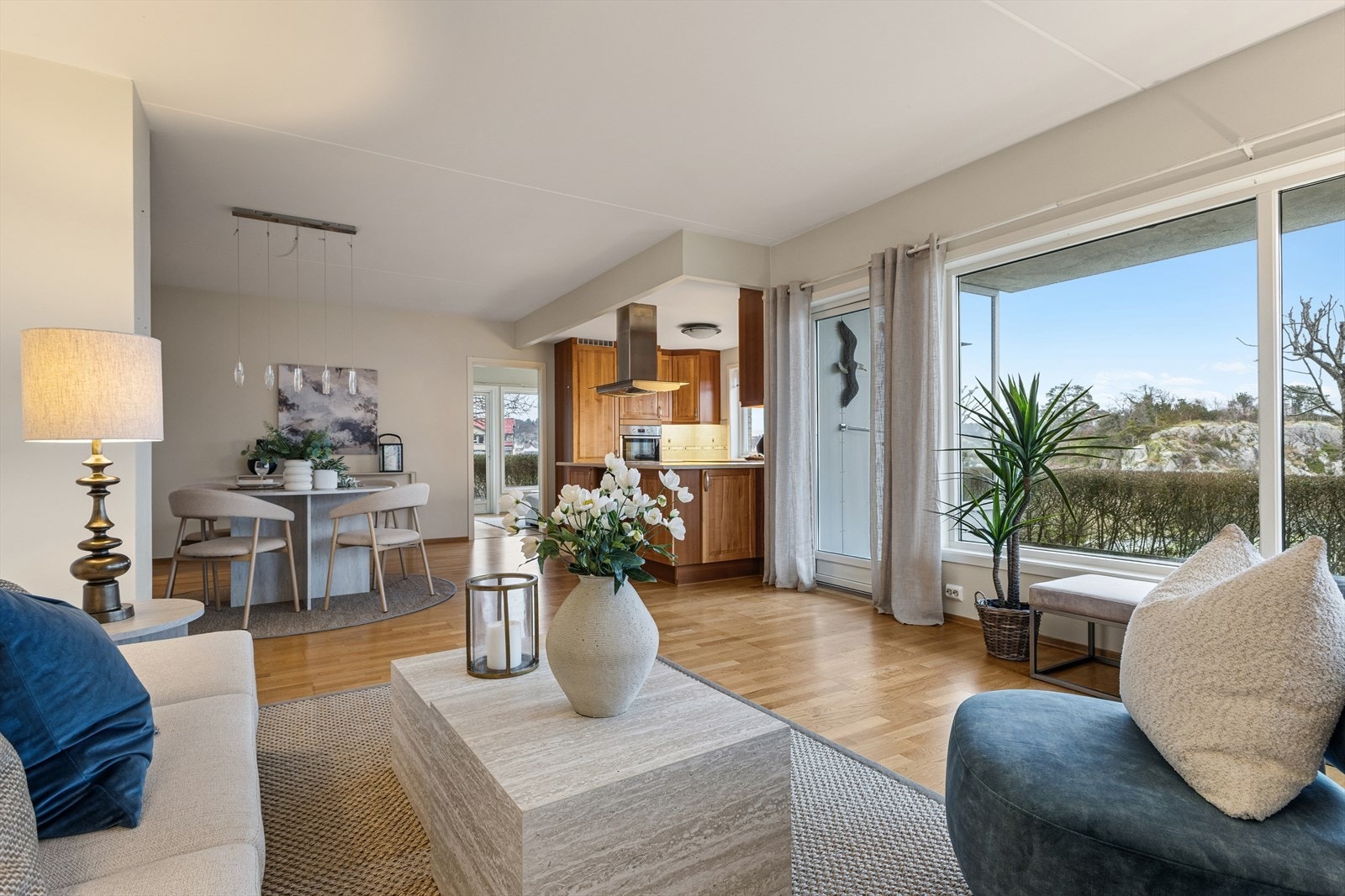 Stuen ligger i åpen planløsning mot kjøkkenet, og utgjør til sammen et sosialt allrom! Galleribilde