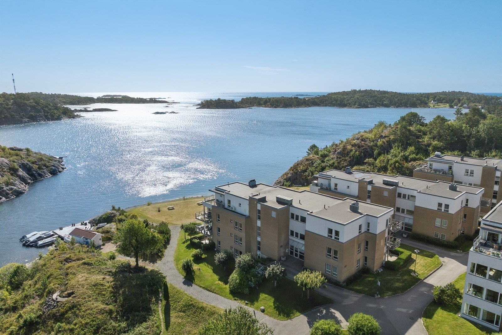 Guldmand Brygge er et sjønært og flott opparbeidet leilighetsområde vest for Oddensenteret, i gangavstand til Grimstad sentrum. Galleribilde