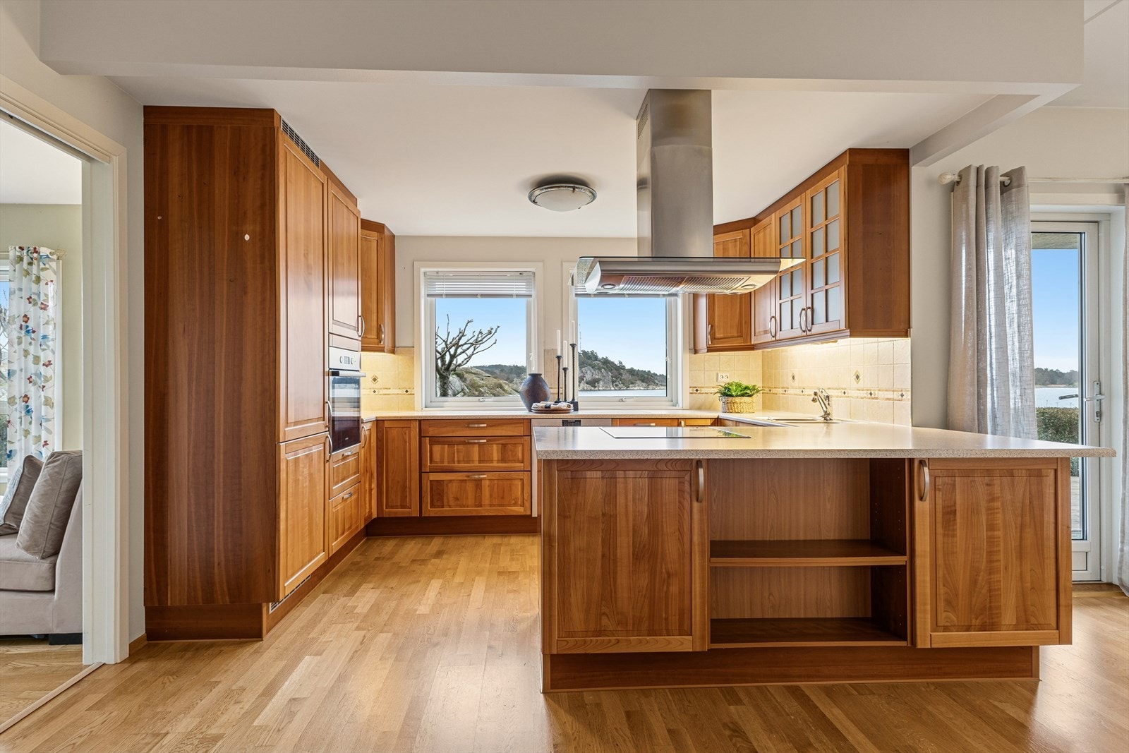 Pent og svært bruksvennlig kjøkken med innredning med fronter i kirsebær og laminat benkeplate. Galleribilde