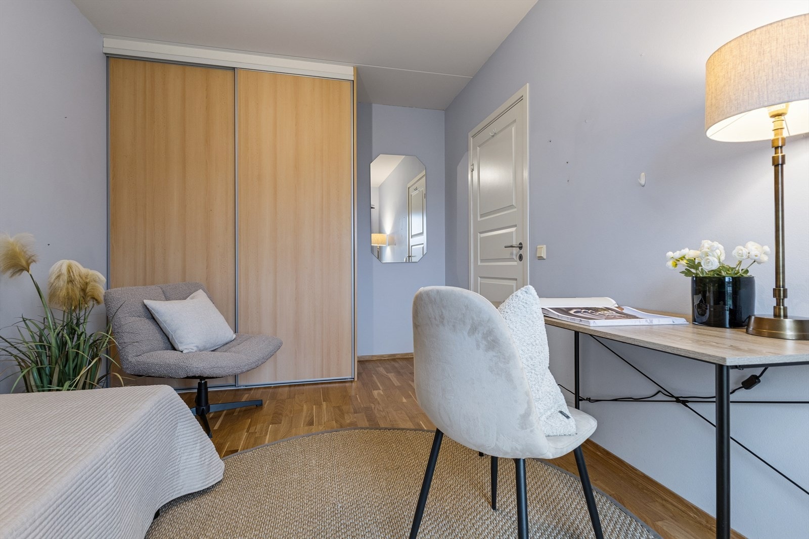 Det er montert skyvedørsgardeobe på to av rommene. Galleribilde