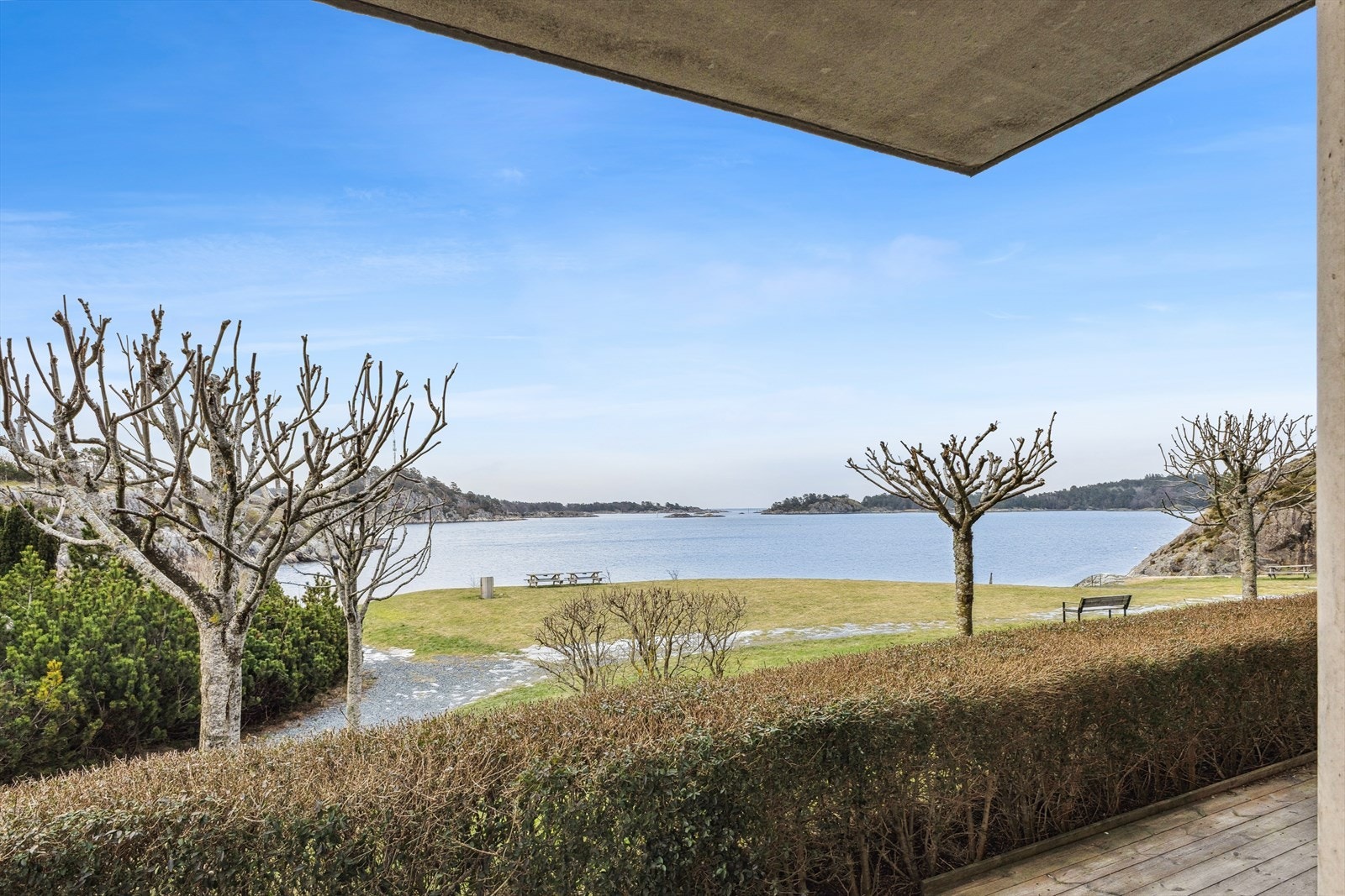 Terrassen omkranser leiligheten og har et bruksareal på tilsammen 40 kvm. Galleribilde