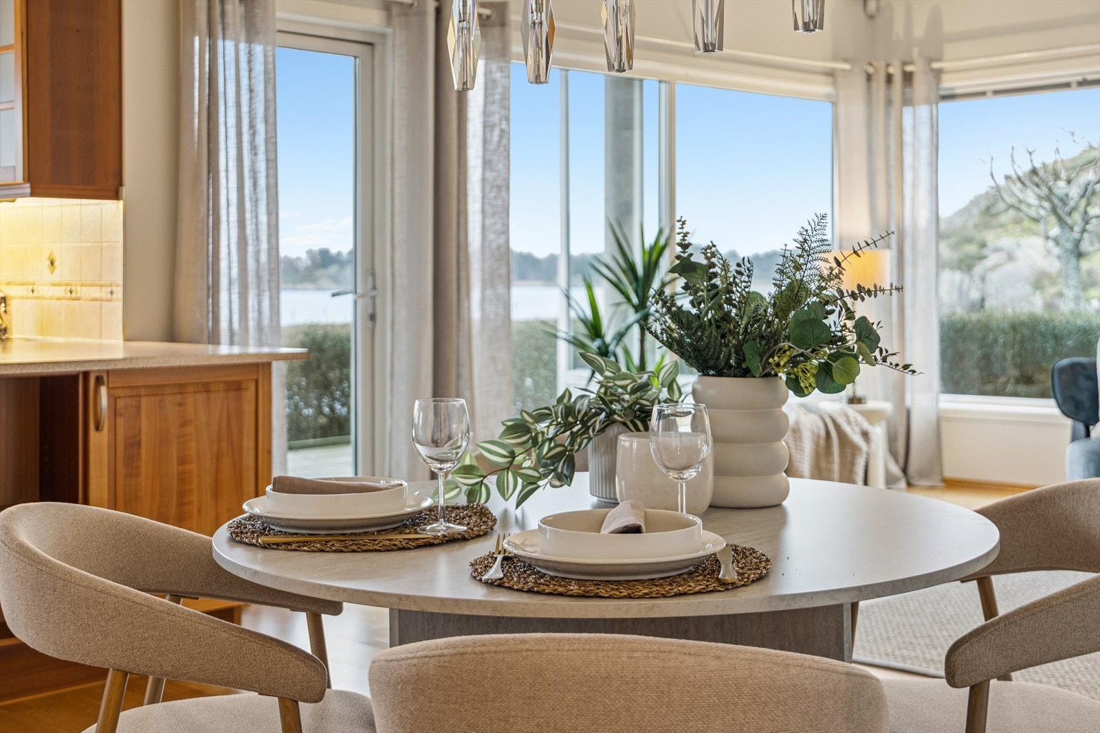 De mange vindusflatene gjør at det slippes inn godt med naturlig lys og utsikten kommer til sin fulle rett! Galleribilde