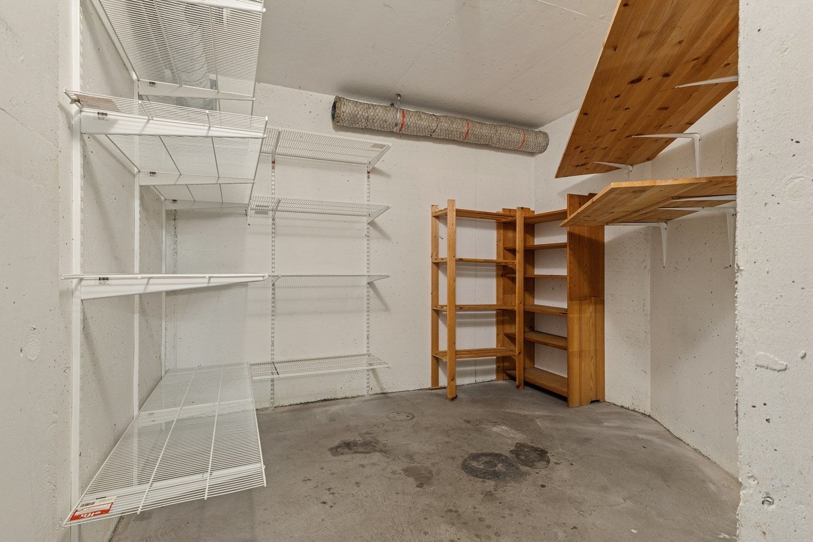 Den ene av de to tilhørende bodene i kjelleren. Det er montert hyller i begge. Galleribilde