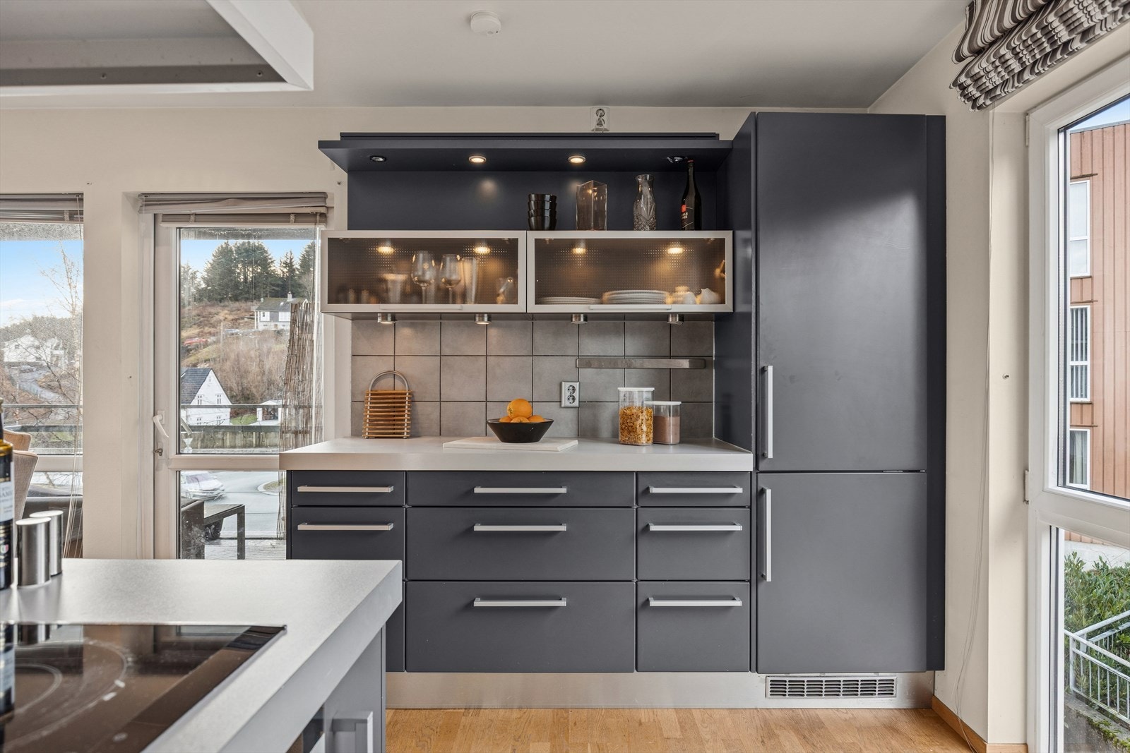 Godt belyst kjøkken med god skap- og benkeplass. Galleribilde