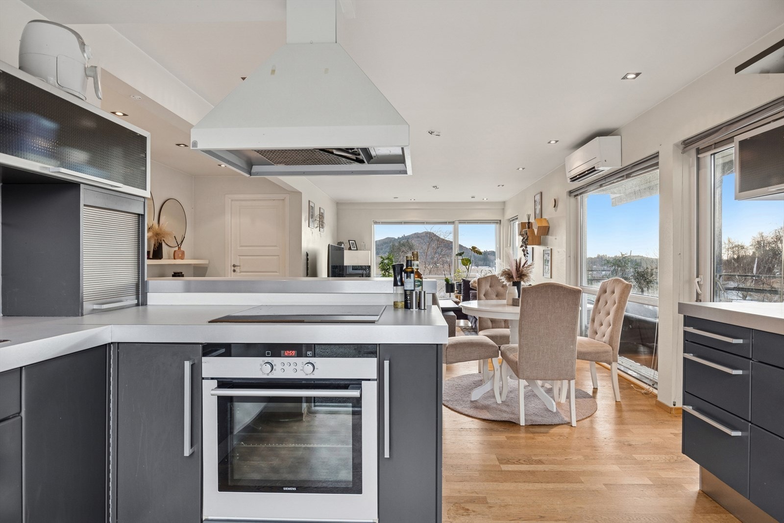 Åpen og luftig løsning fra kjøkken til stue - sosial og praktisk sone. Galleribilde