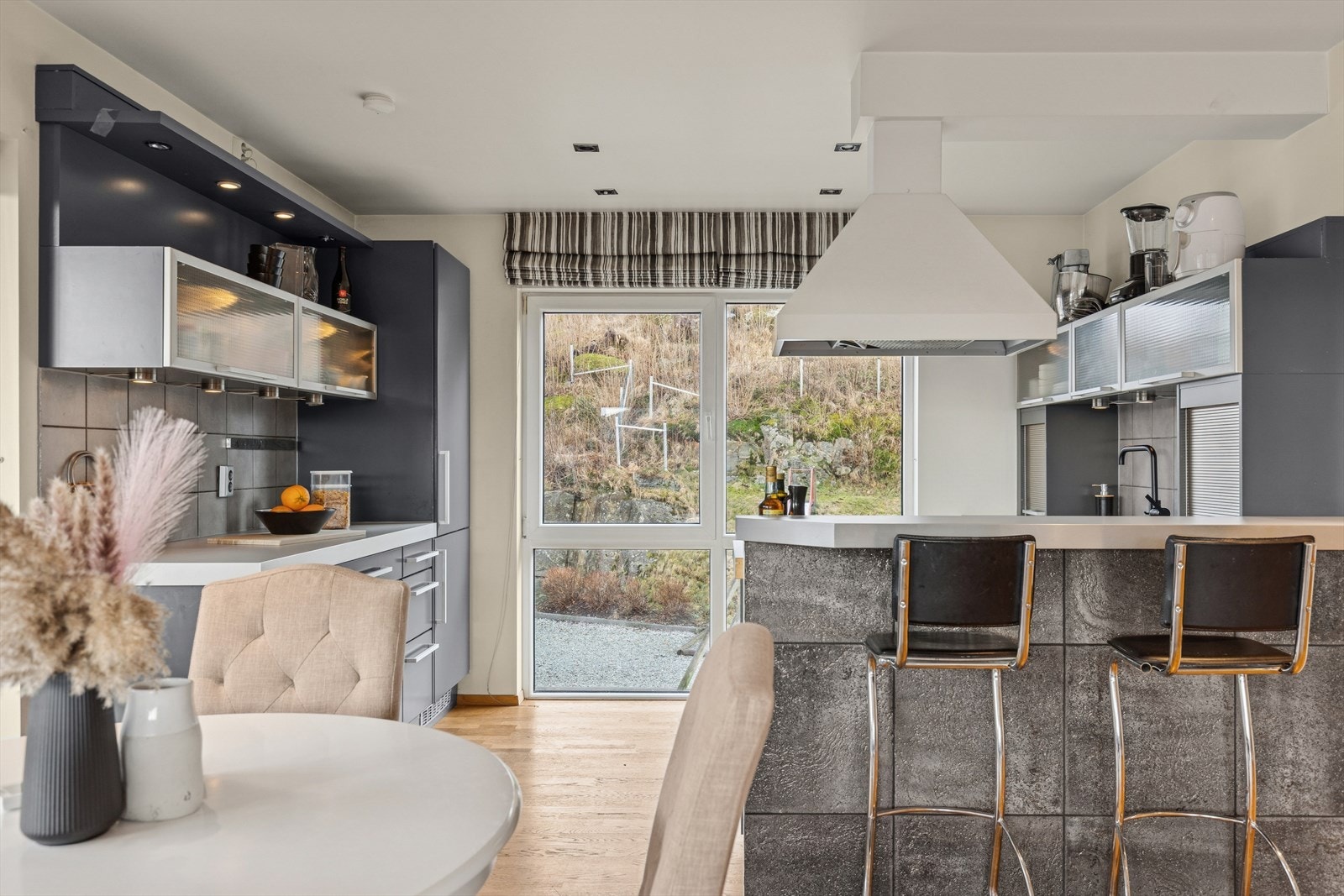 Kjøkkenet har en egen plass for to barstoler - perfekt for en kjapp frokost på farten. Galleribilde