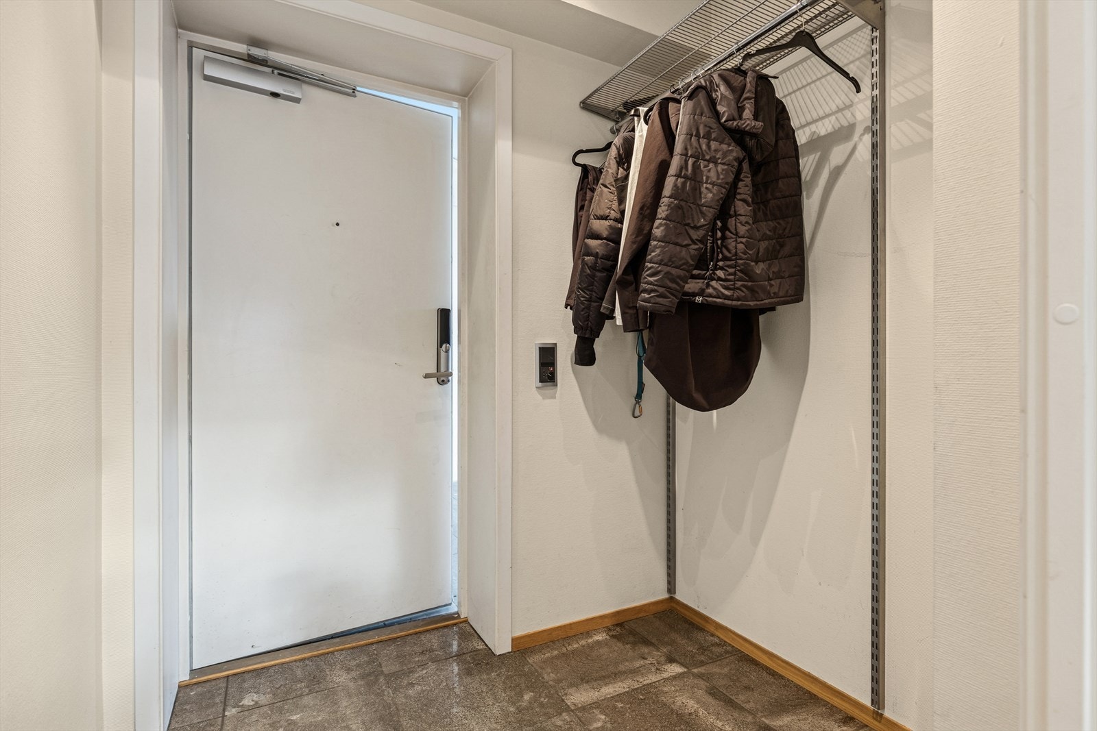 Du blir ønsket velkommen i en lys og romslig entré med god plass til oppbevaring av yttertøy og sko. Fliser i gulv. Det er plass til garderobeløsning eller kommode etter behov. Fra entréen er det adkomst til boligens øvrige rom. Galleribilde