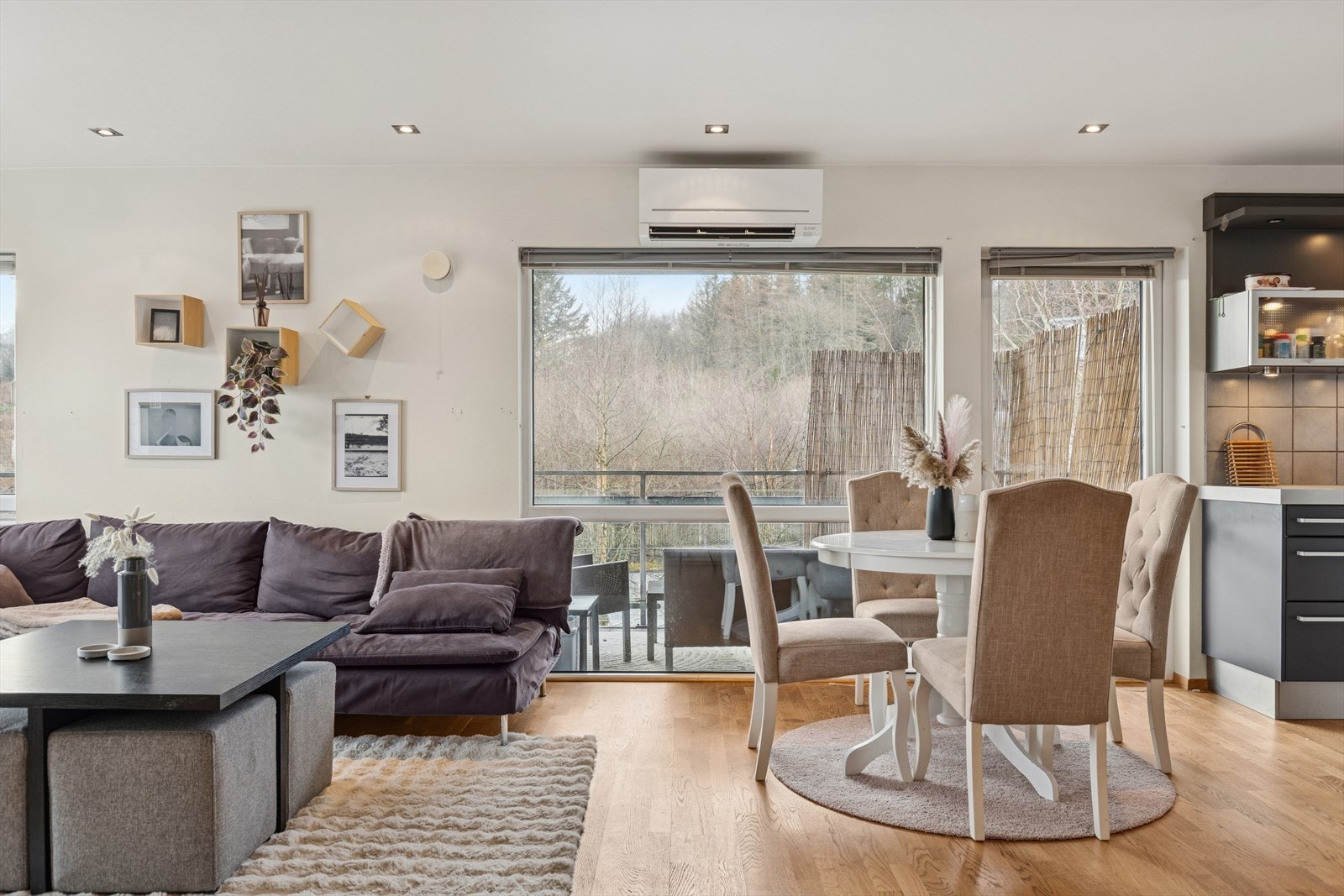 Praktisk utgang fra stuen til en lun balkong. Galleribilde