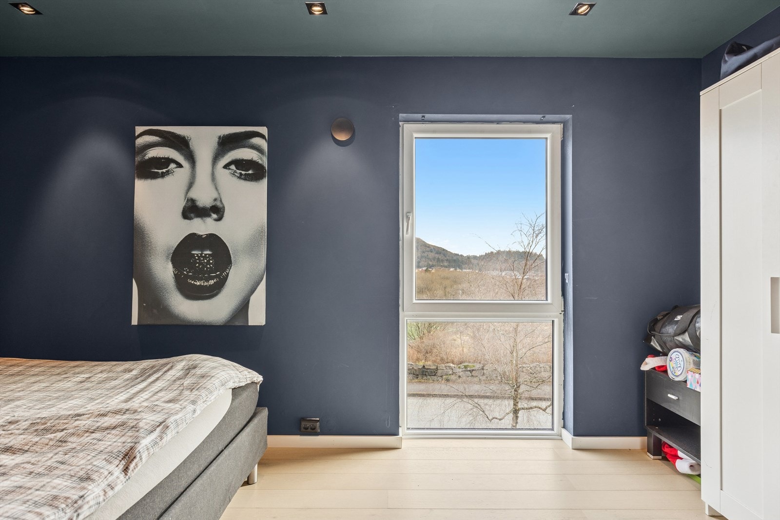 God plass til dobbeltseng og fleksible garderobeløsninger. Galleribilde