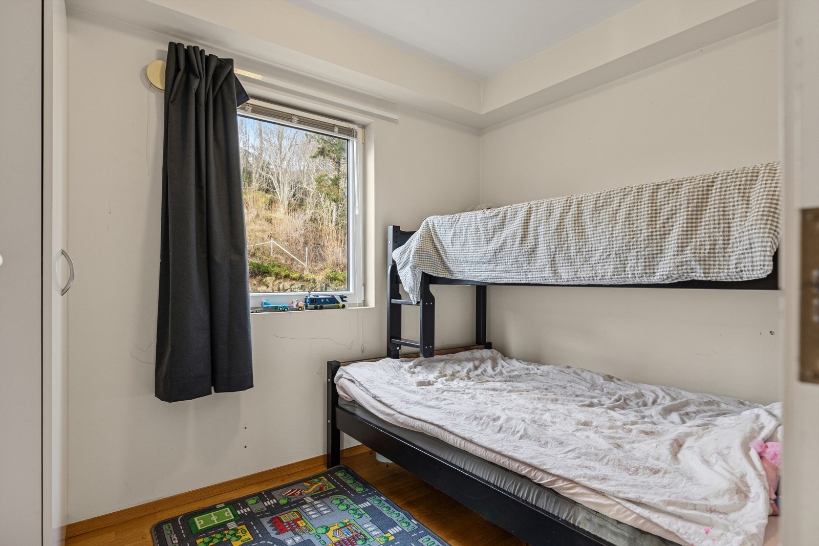 Det minste soverommet, innredet som barnerom måler 6,8kvm. Pent soverom som har rikelig med naturlig lysinnslipp. God plass til dobbeltseng og klesskap. Parkett på gulv. Galleribilde