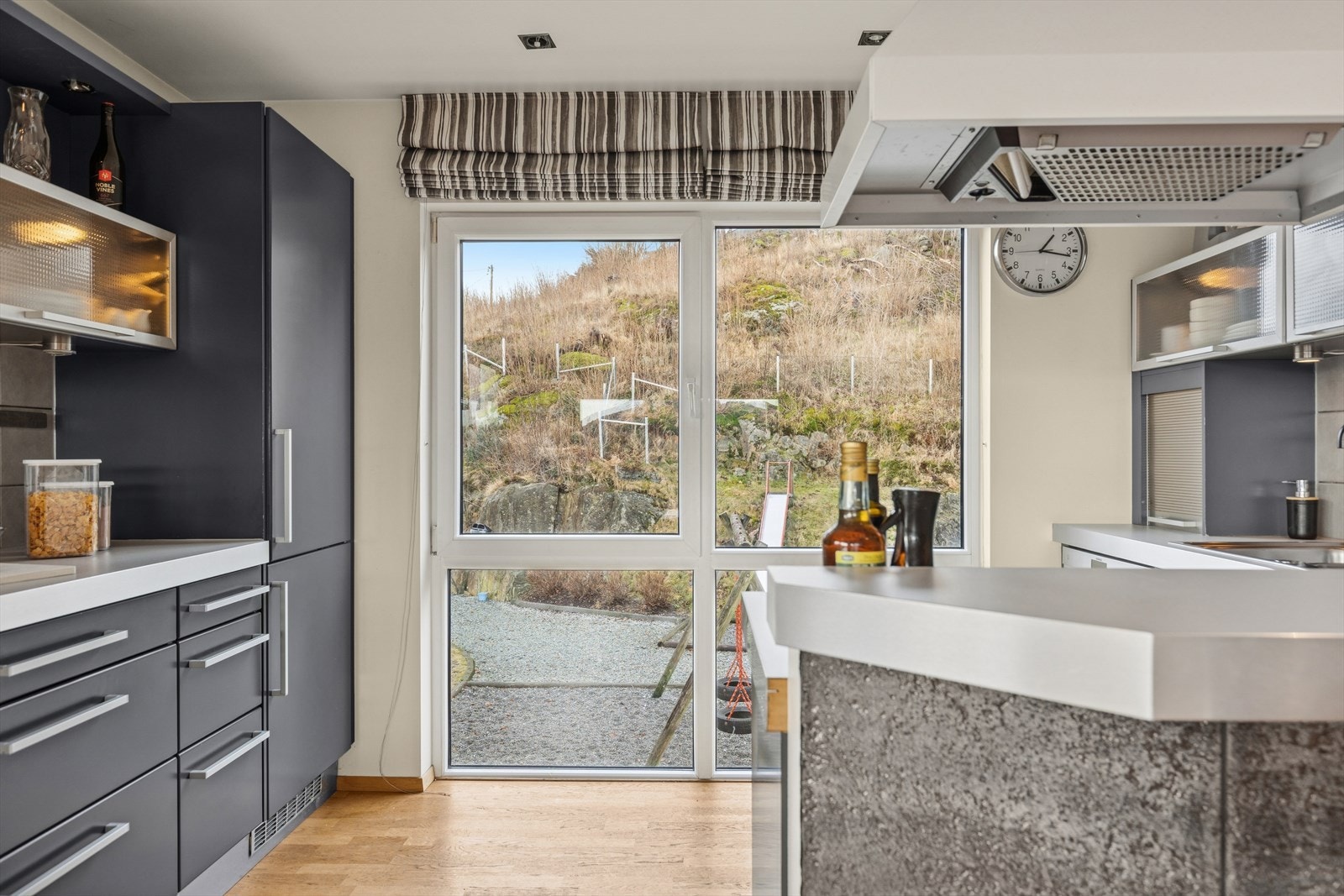 Store vinduer sørger for rikelig lysinnslipp. Galleribilde