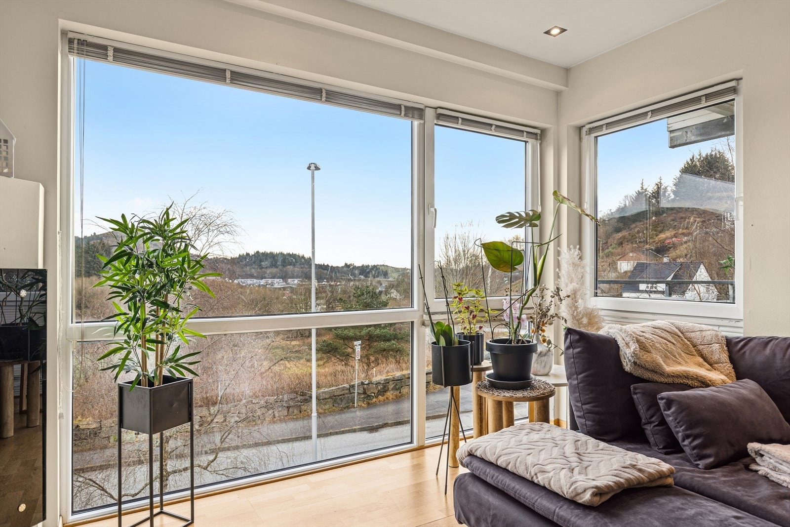 Store og gode vinduer i stuen som gir rikelig med naturlig lys! Galleribilde