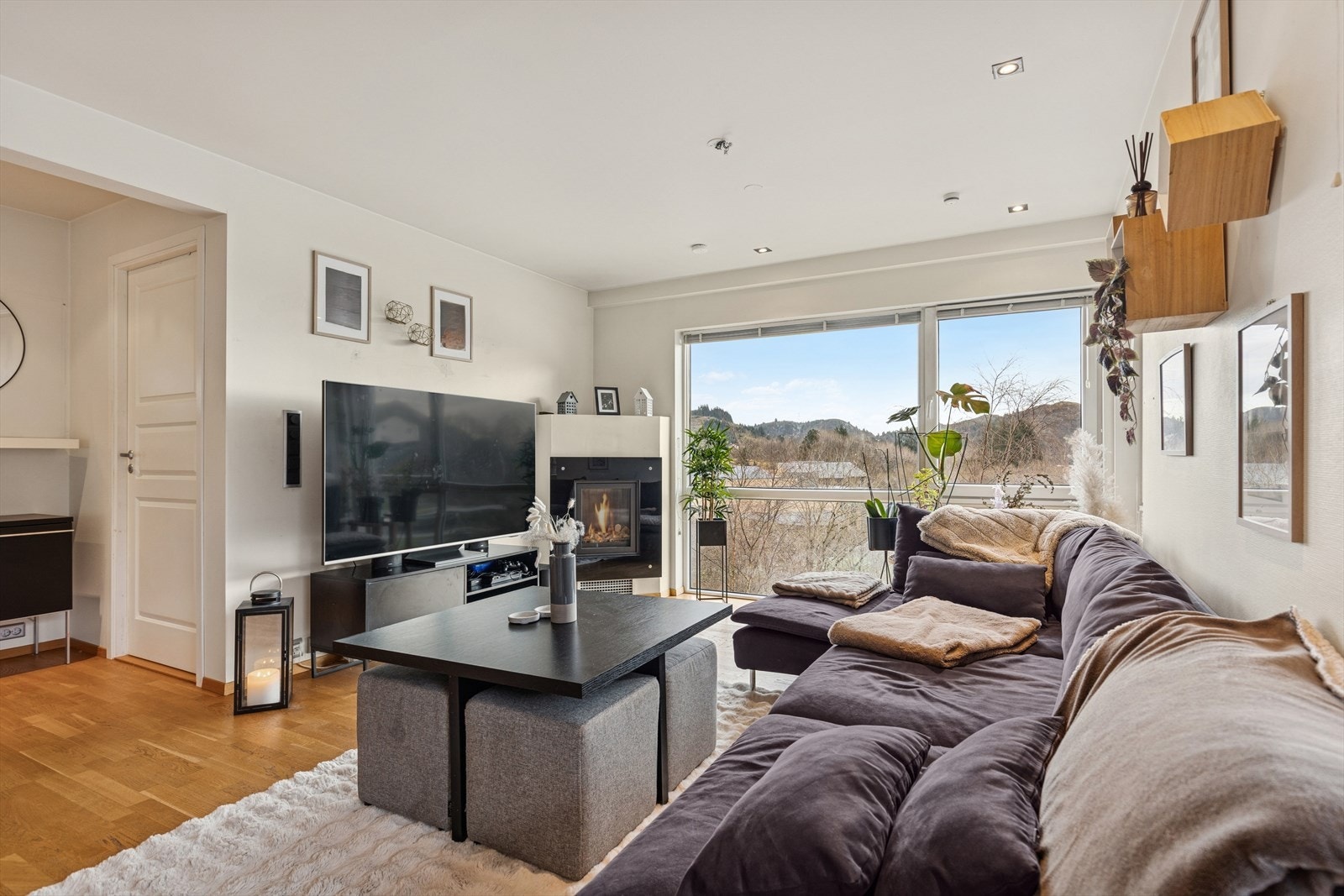 Åpen stue med gode møbleringsmuligheter Galleribilde