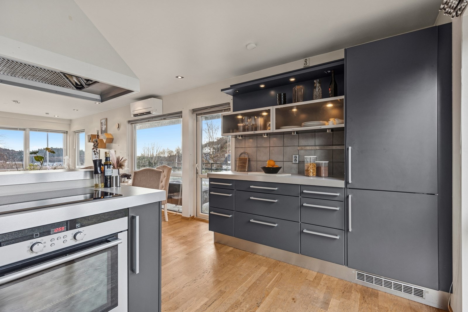 Kjøkkenet har moderne innredning med glatte fronter og laminert benkeplate. Det er godt utstyrt med kjøl/fryseskap, oppvaskmaskin, platetopp og stekeovn. Delvis åpen løsning mot stuen gir en veldig god romfølelse. Galleribilde