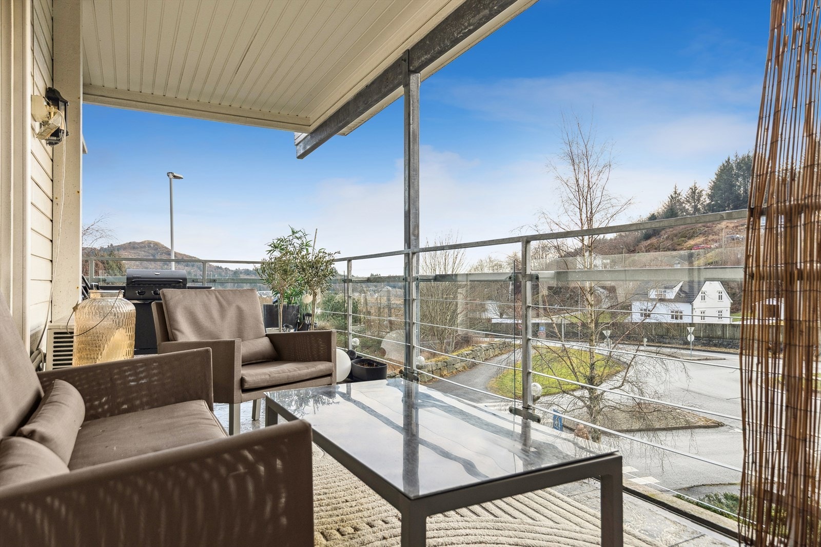 Romslig, overbygd balkong med god plass til utemøbler og grill. Galleribilde