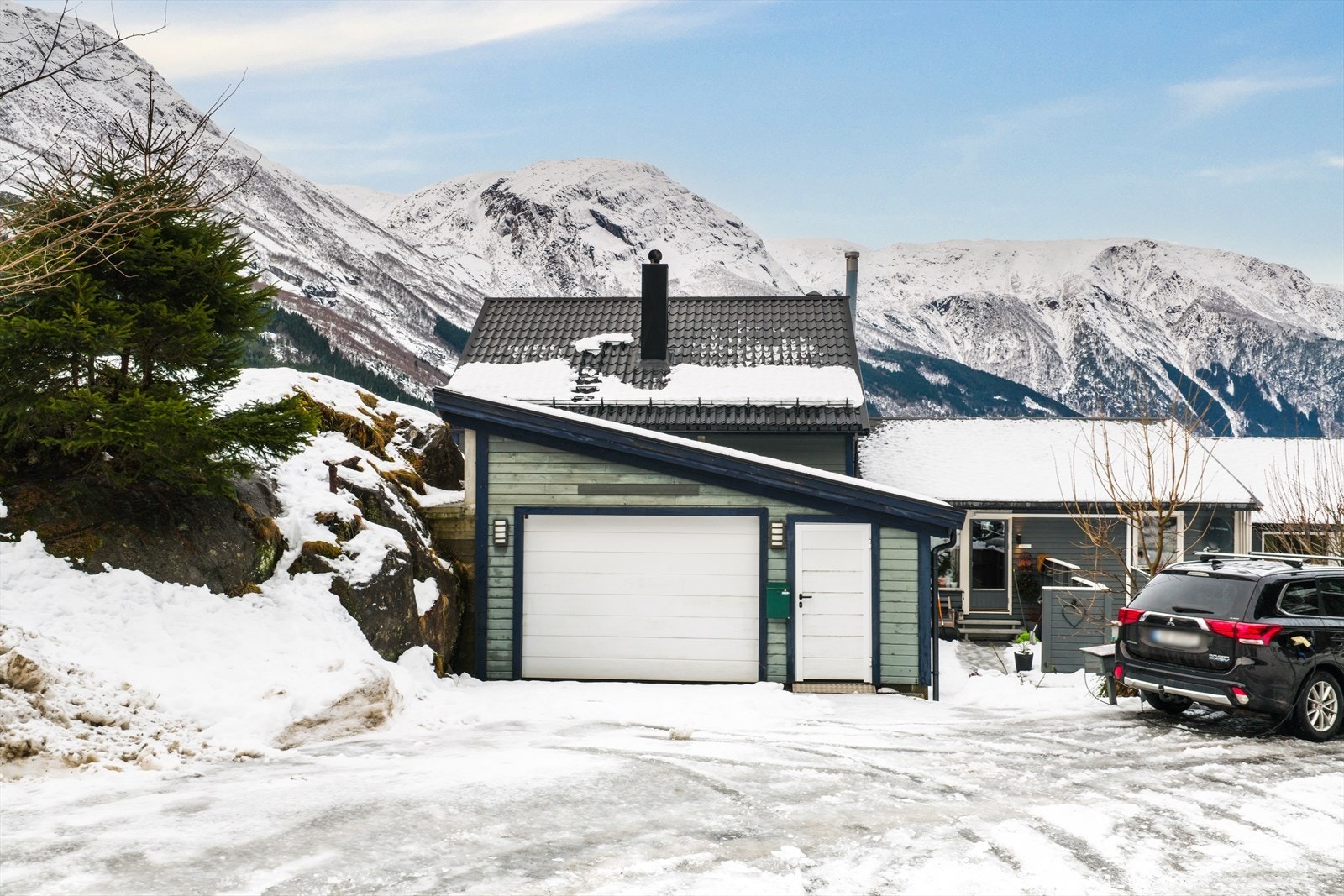 Garasje tilhørende eiendommen, samt garasje i rekke. Galleribilde