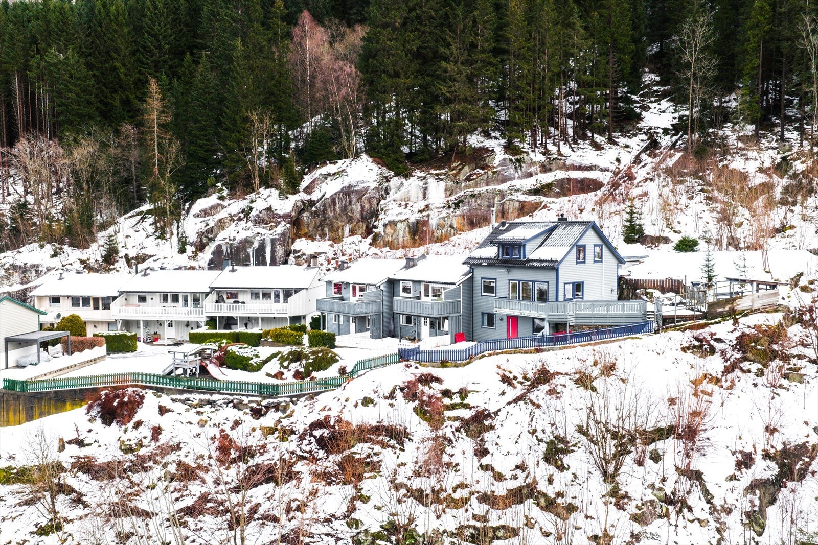 Eiendommen kan skilte med en med svært solrik og ettertraktet beliggenhet på øvre del av Ragde. Galleribilde