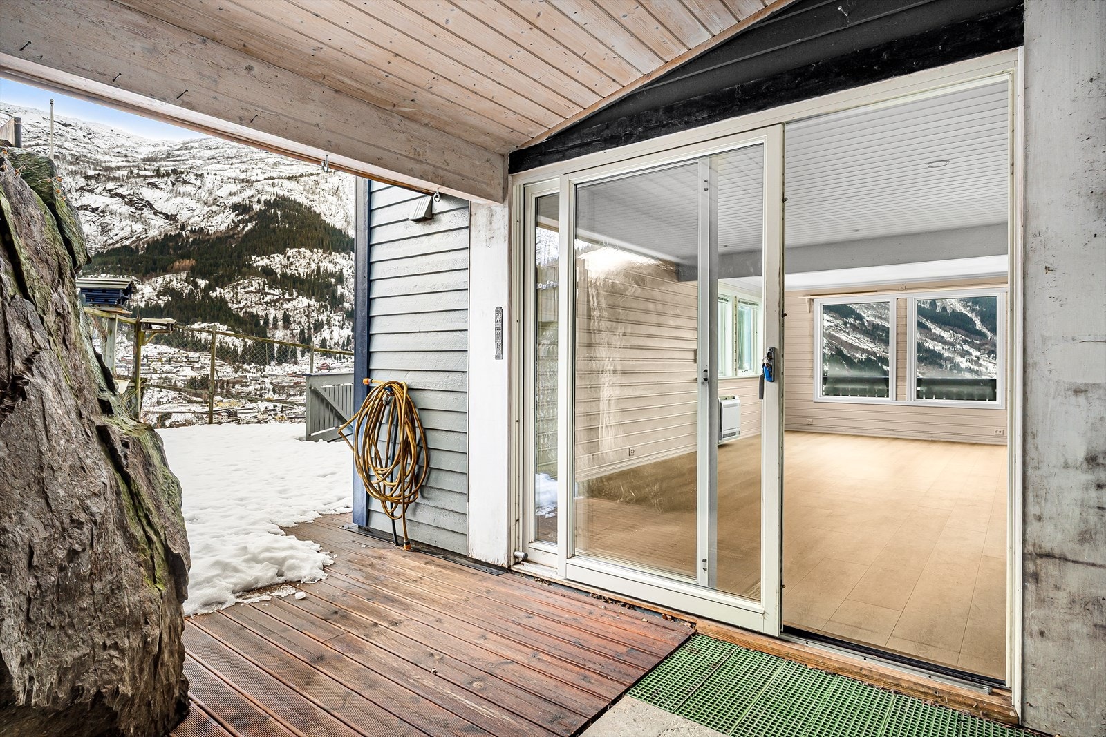 Utgang til uteplass fra 2.etasje. Galleribilde