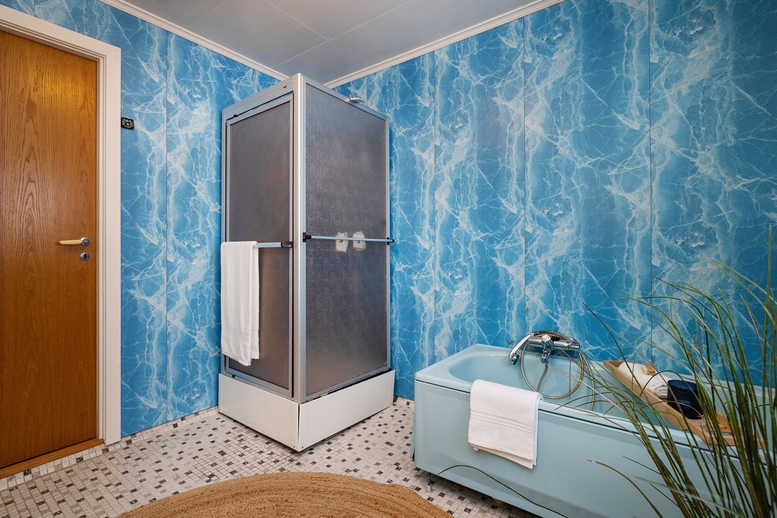 Rommet er utstyrt med både badekar og et separat dusjkabinett. Galleribilde