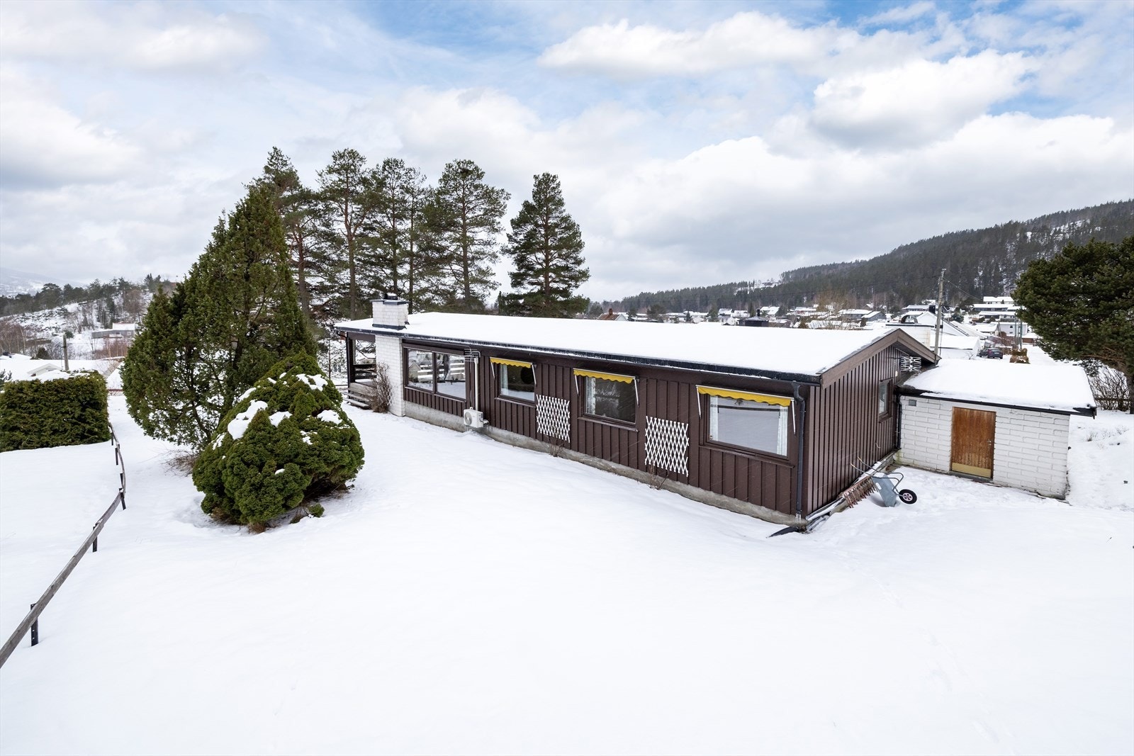 Eiendommen ligger på en solrik og lettstelt tomt med plen og beplantning. Galleribilde