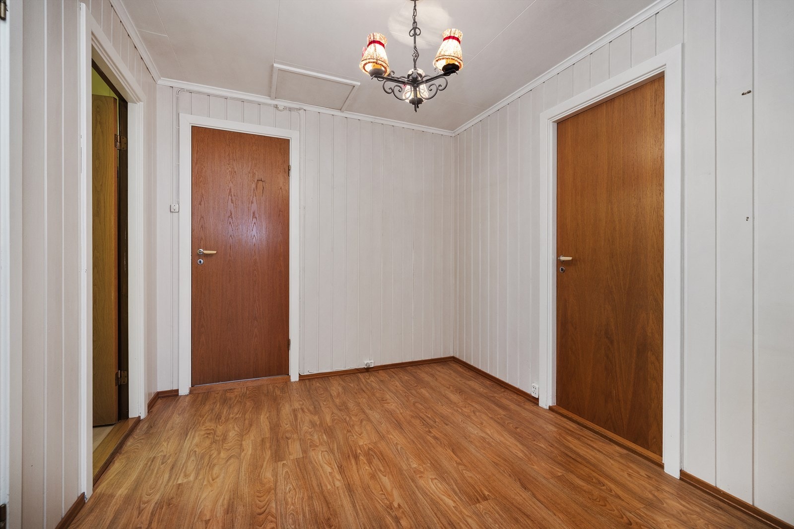 En mellomgang fordeler adkomsten til soverom og bad. Galleribilde