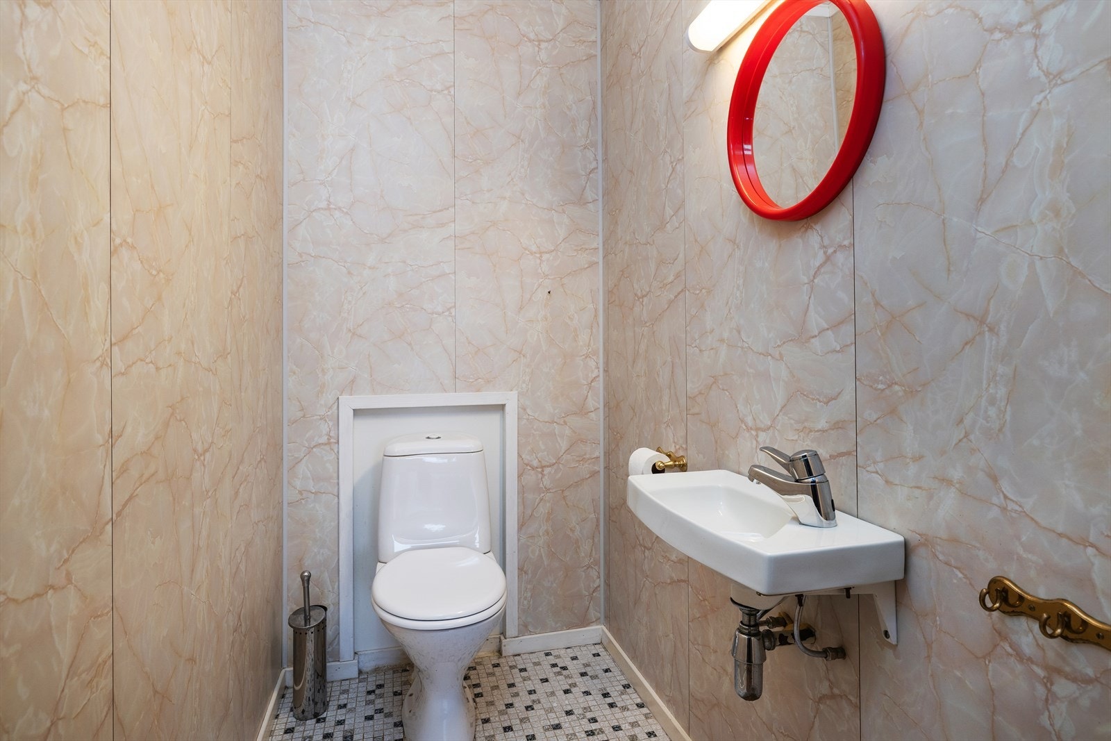 Praktisk med separat toalettrom, utstyrt med vegghengt servant og gulvmontert toalett. Galleribilde