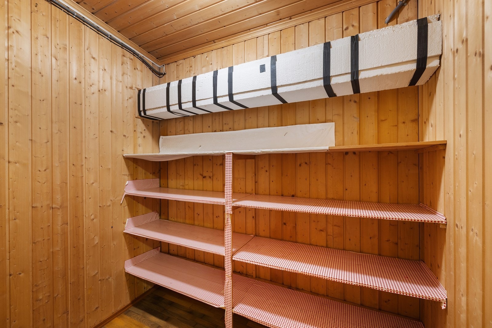 Boligen har flere boder som gir rikelig med lagringsmuligheter. Galleribilde